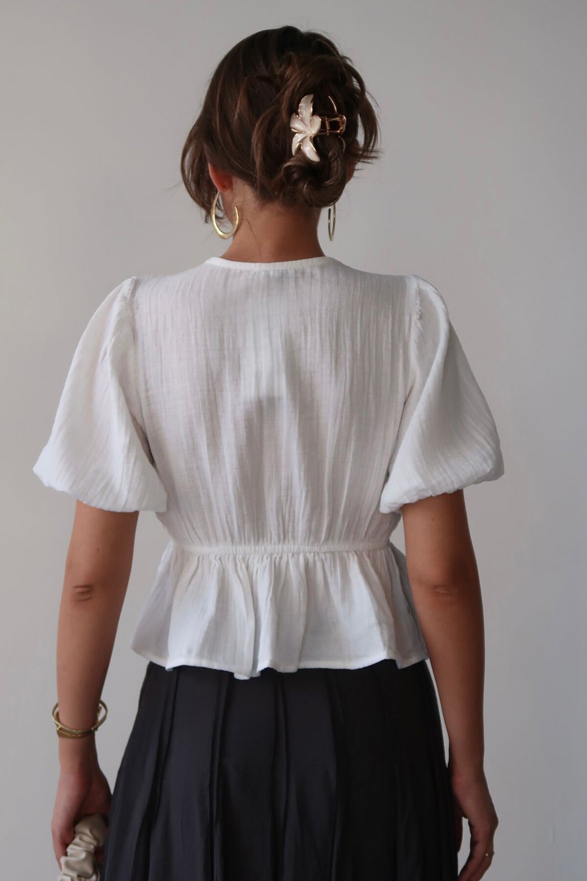 Beyaz V Yaka Yarım Kol Önden Bağlamalı Bluz