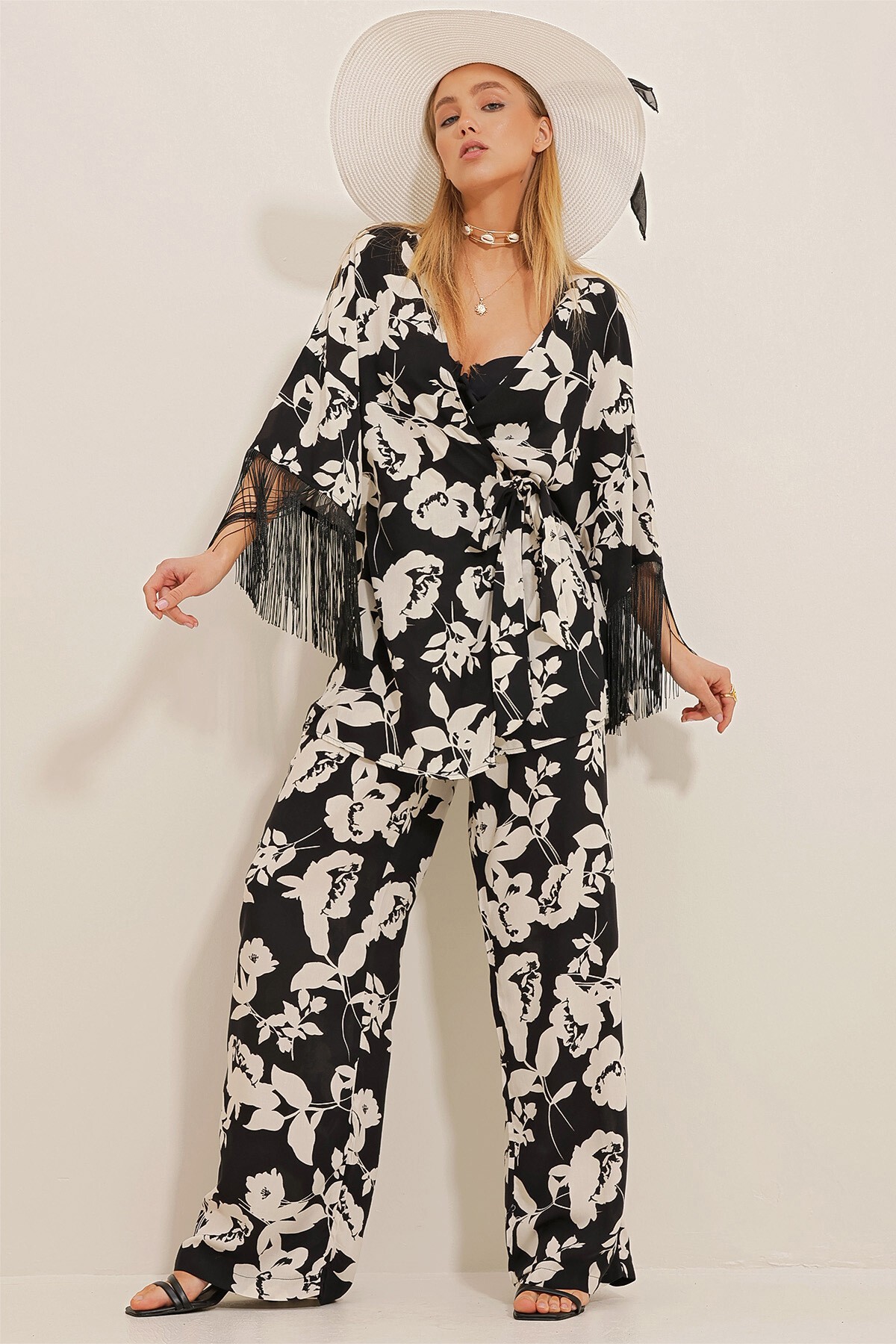 Vanilya Siyah Püskül Detaylı Kimono Ceket Takım