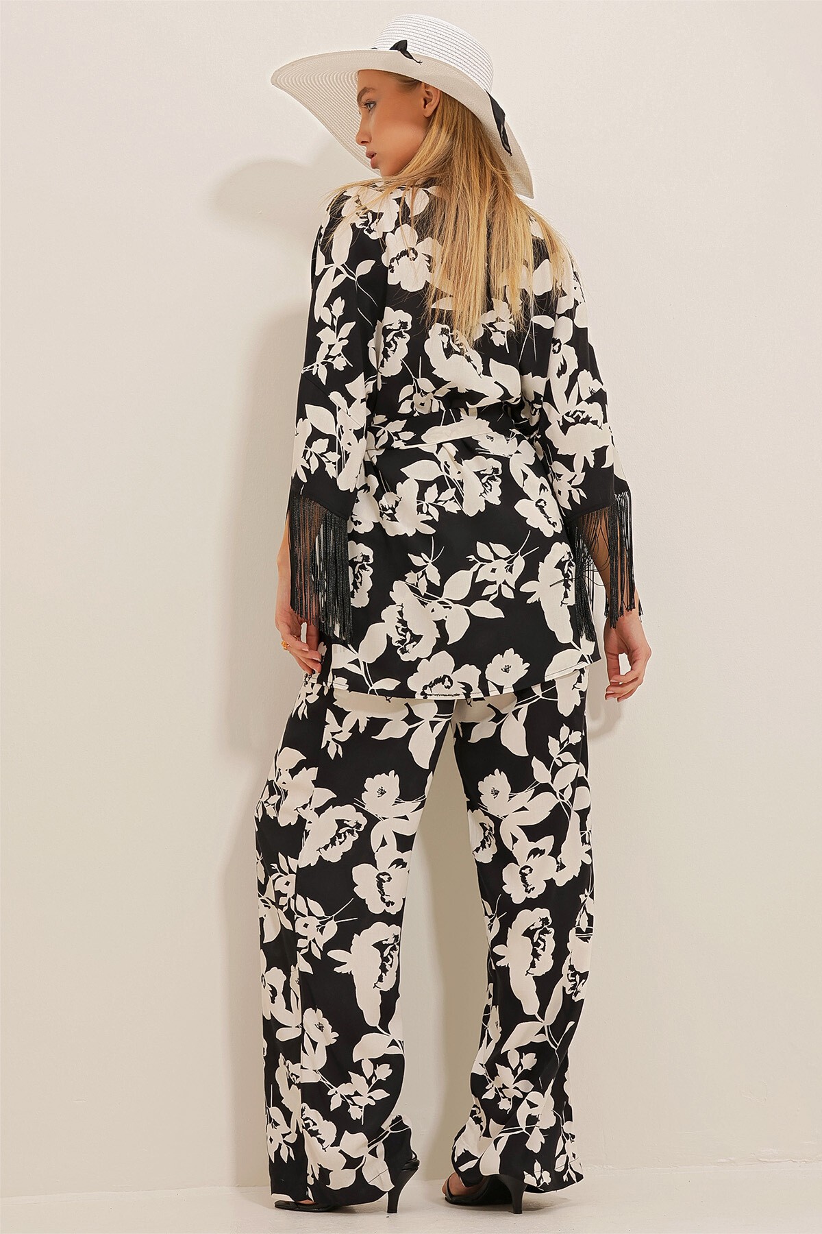 Vanilya Siyah Püskül Detaylı Kimono Ceket Takım