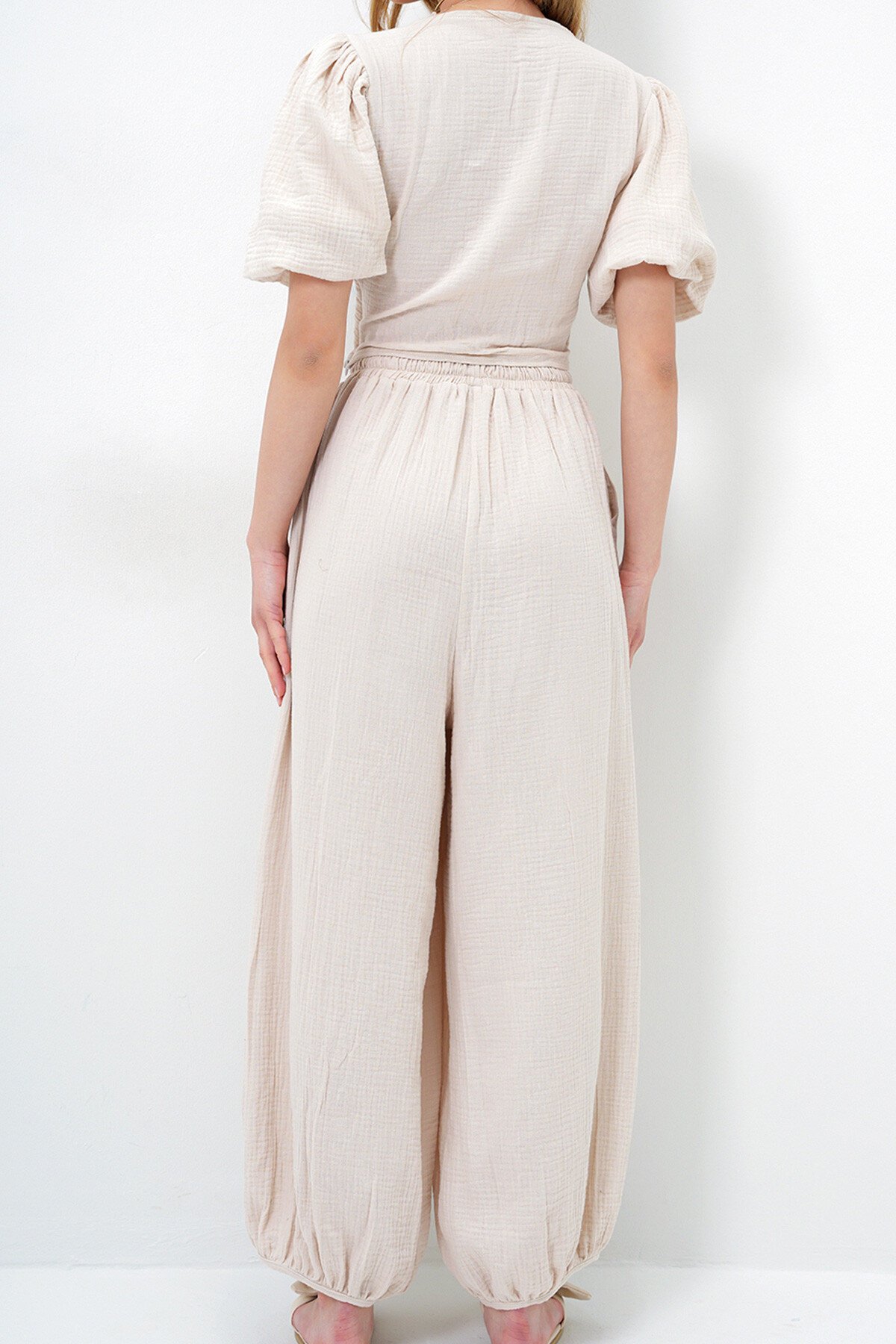 Vanilya V Yaka Önü Burgulu Balon Kol Müslin Bluz Ve Şalvar Kesim Pantolon Takım