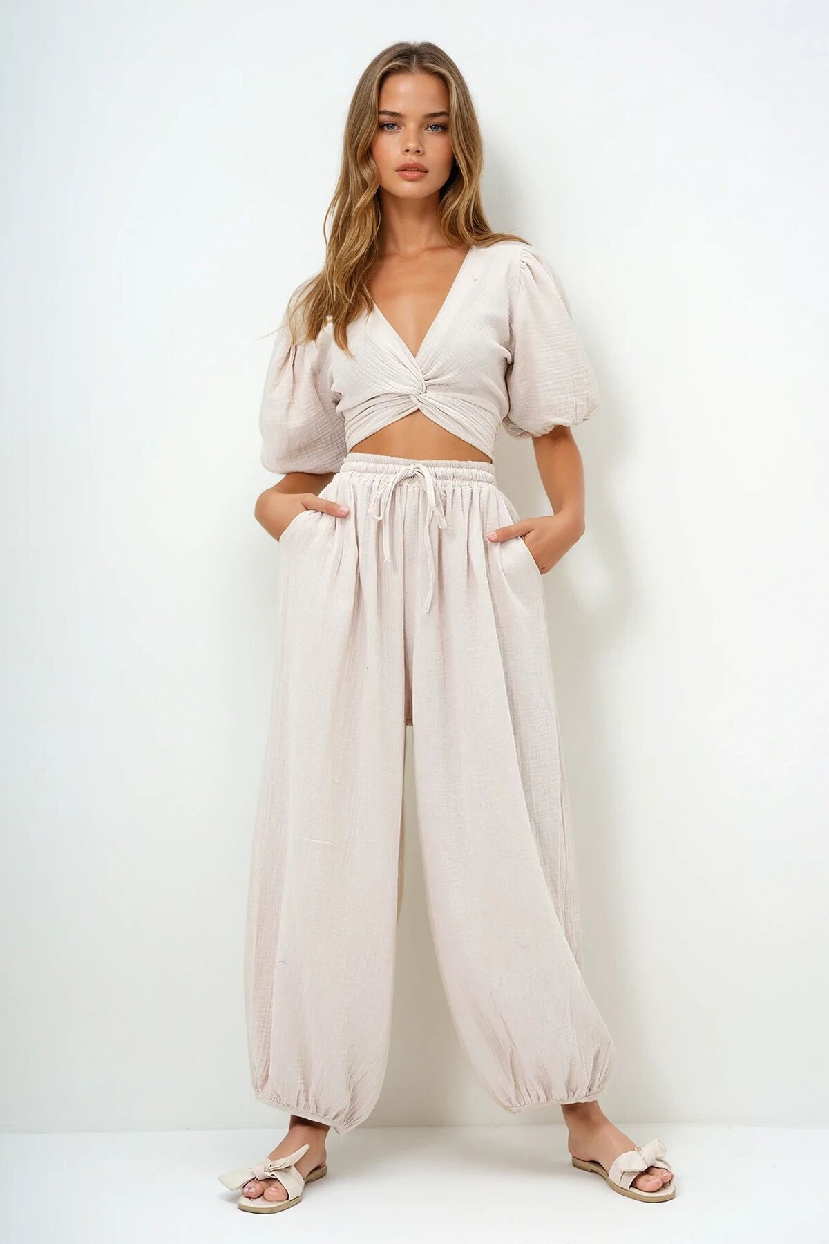 Vanilya V Yaka Önü Burgulu Balon Kol Müslin Bluz Ve Şalvar Kesim Pantolon Takım