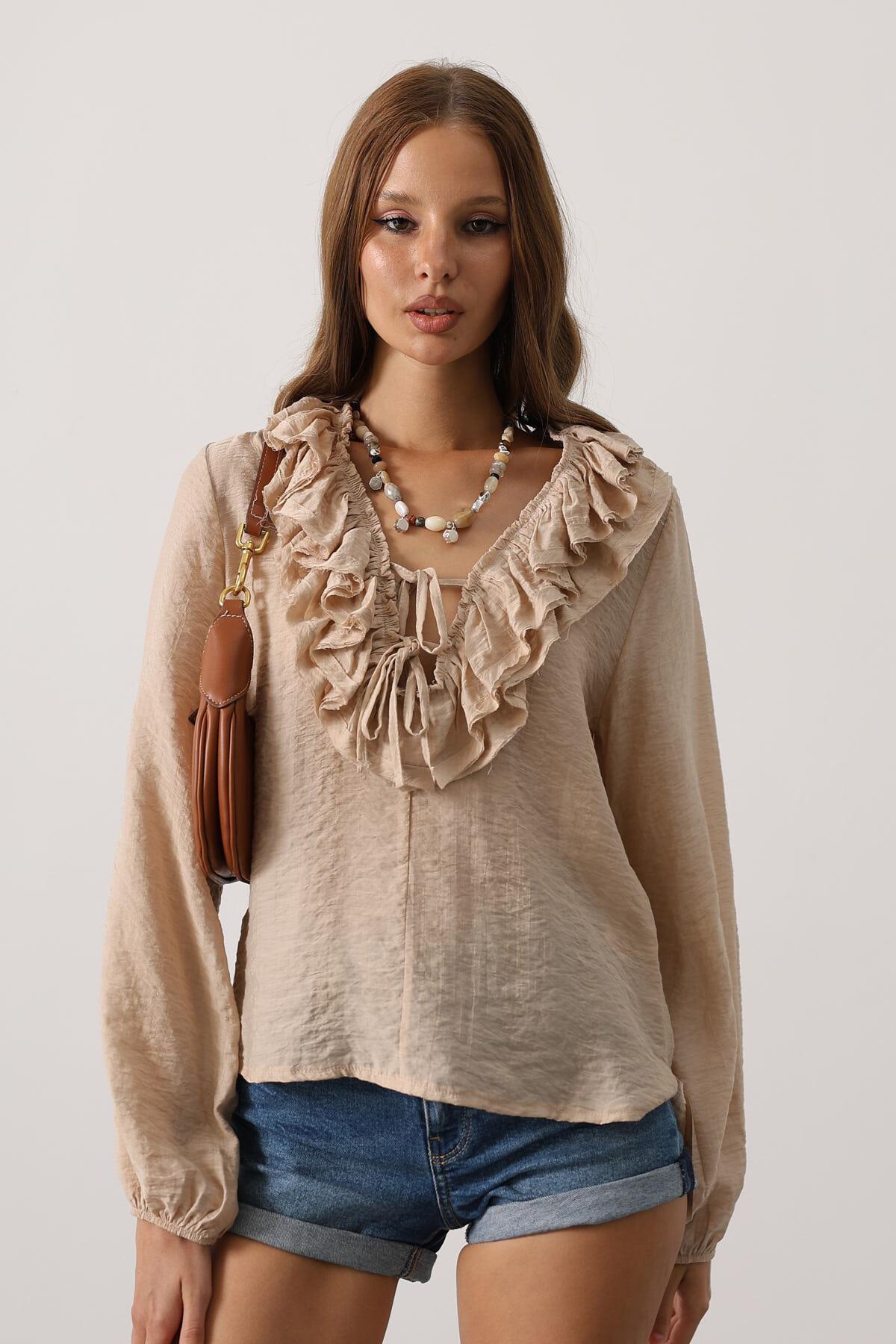 Taş Yakası Fırfırlı Uzun Kollu Bluz