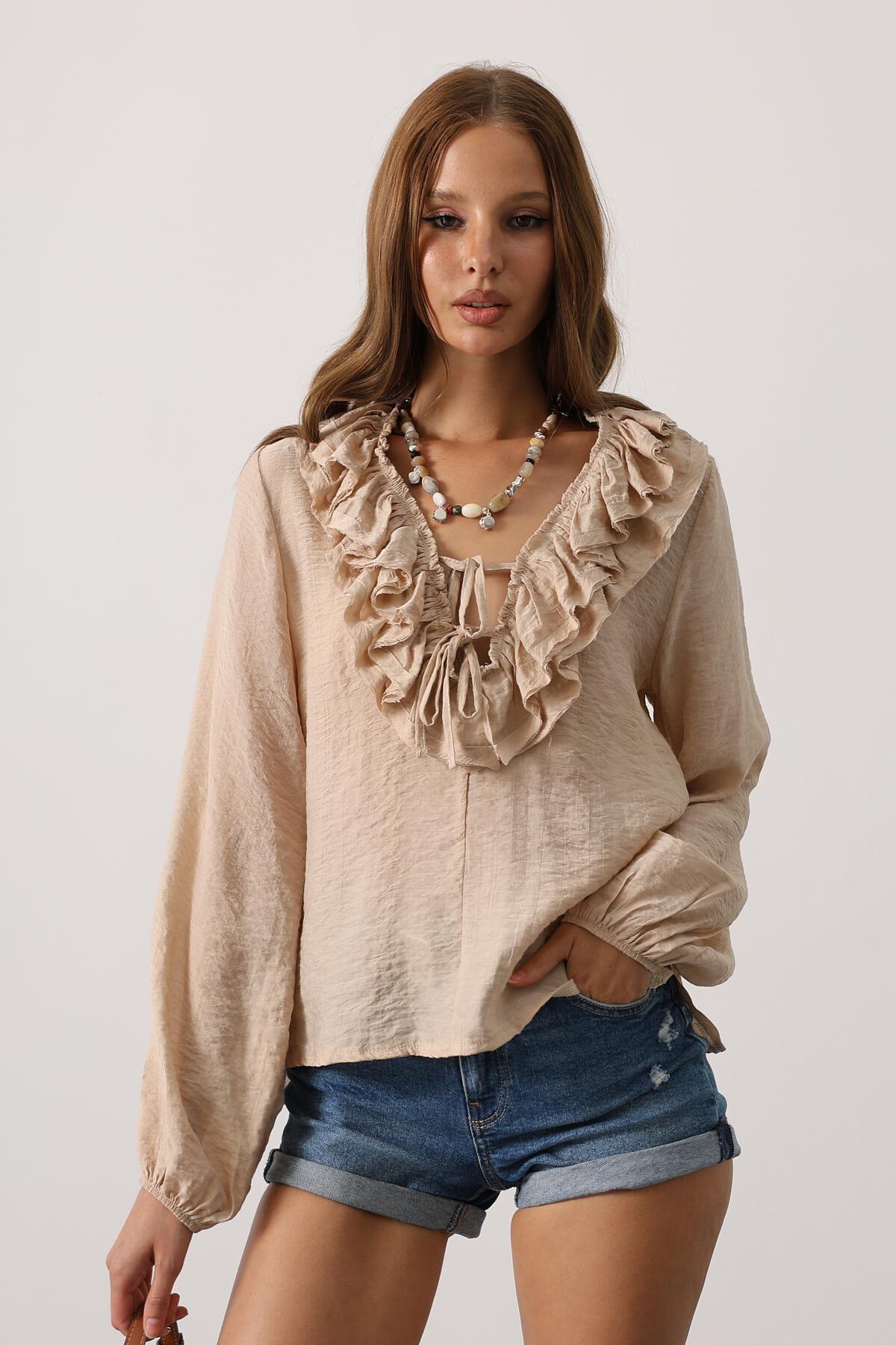 Taş Yakası Fırfırlı Uzun Kollu Bluz