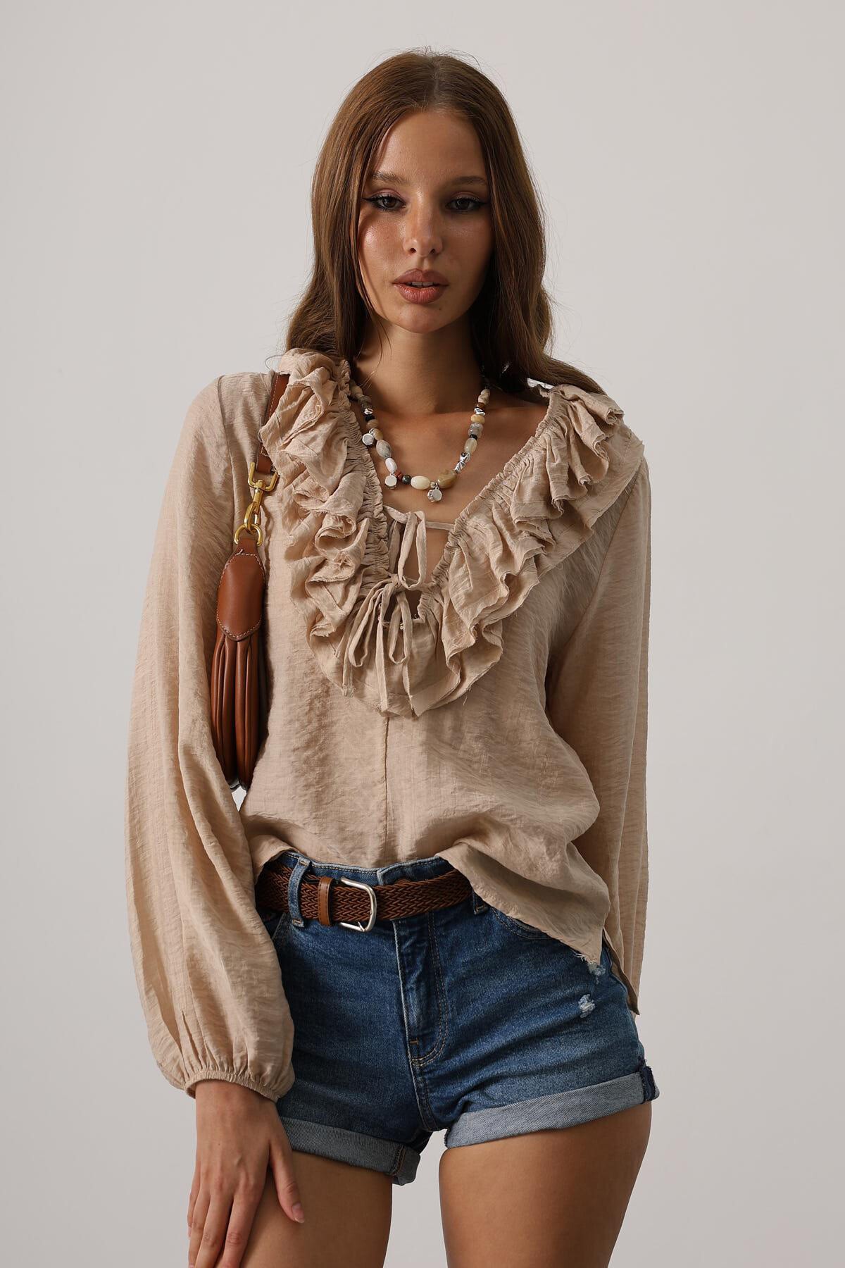 Taş Yakası Fırfırlı Uzun Kollu Bluz