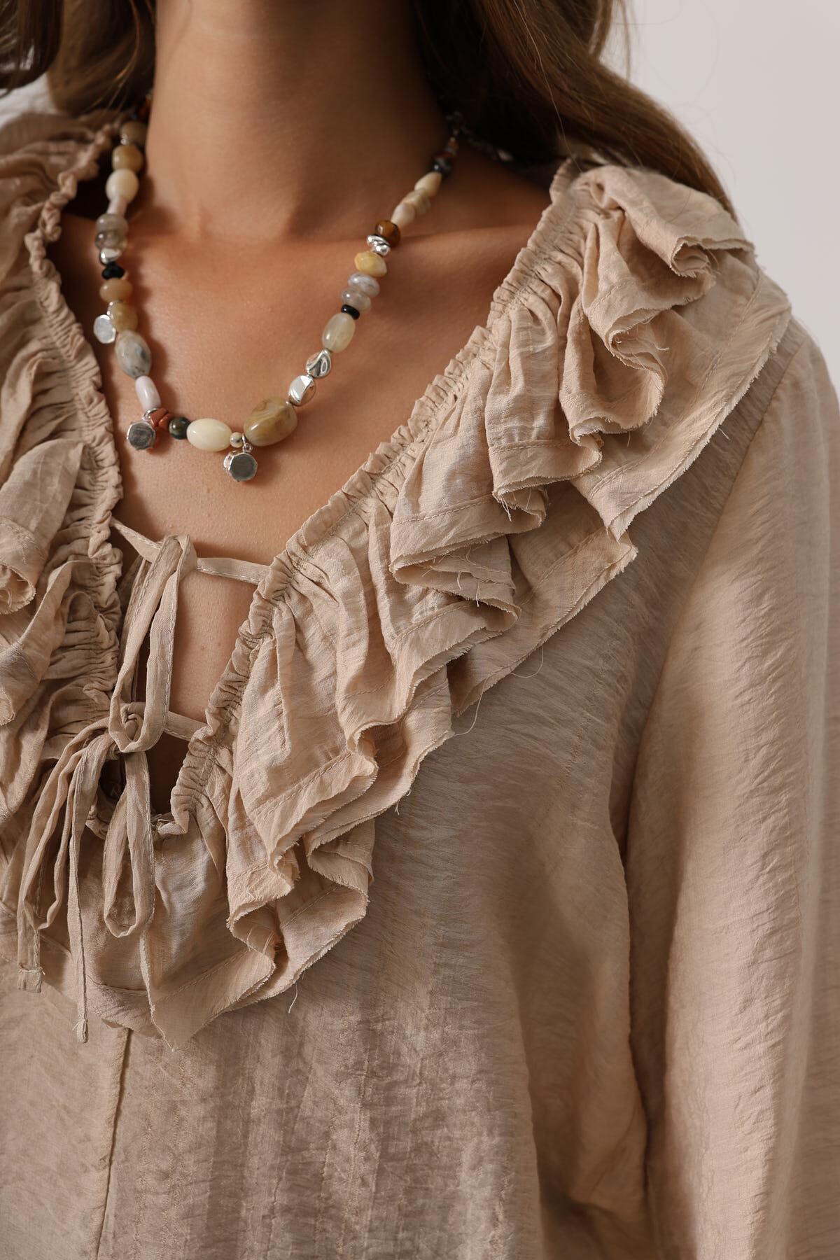 Taş Yakası Fırfırlı Uzun Kollu Bluz