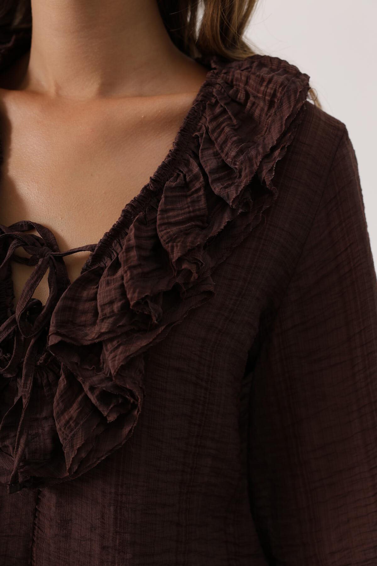 Kahve Yakası Fırfırlı Uzun Kollu Bluz