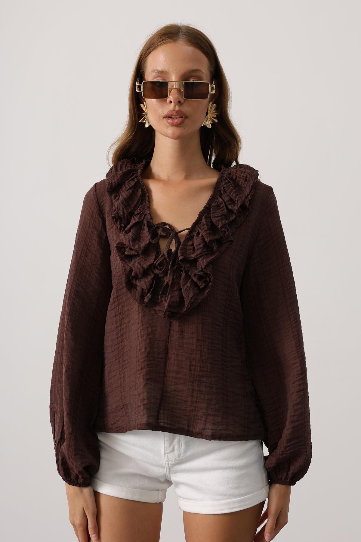 Kahve Yakası Fırfırlı Uzun Kollu Bluz