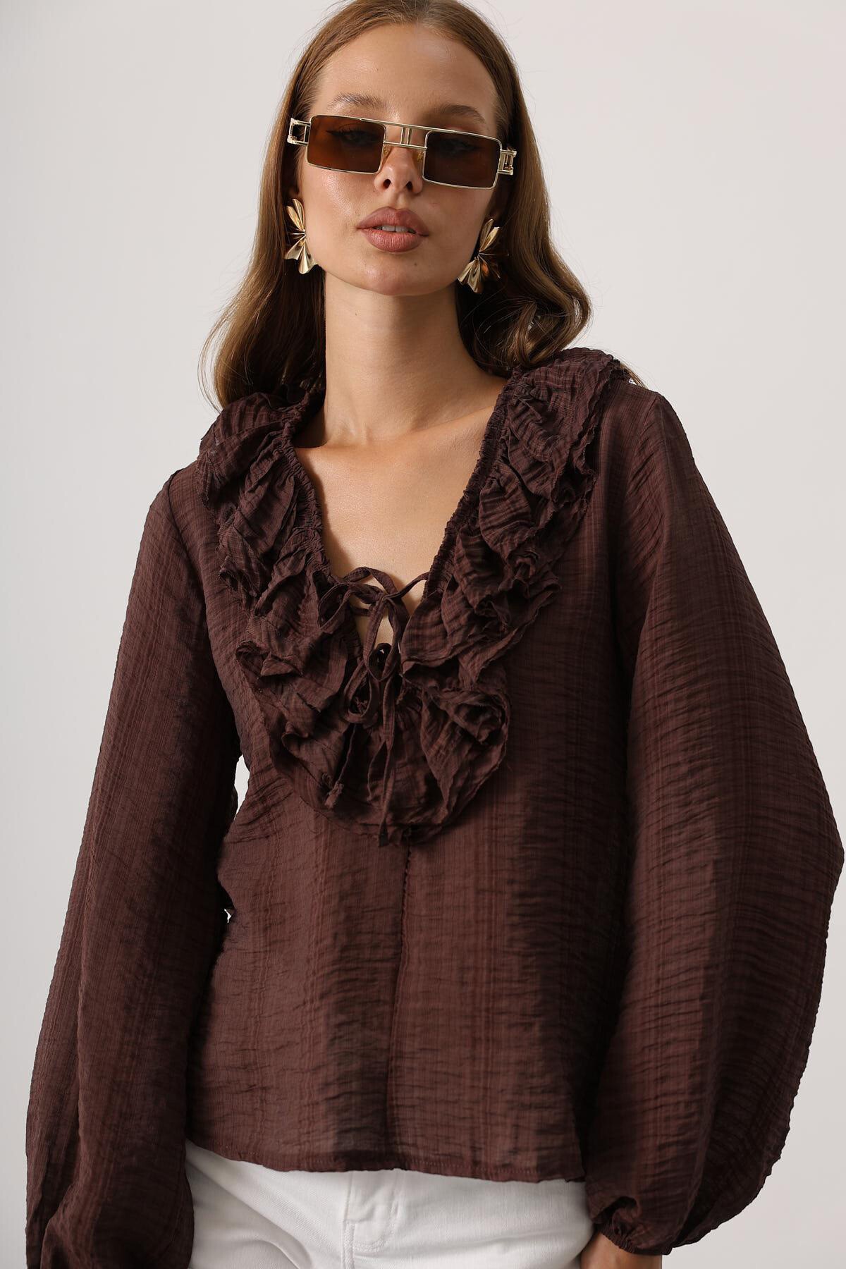 Kahve Yakası Fırfırlı Uzun Kollu Bluz