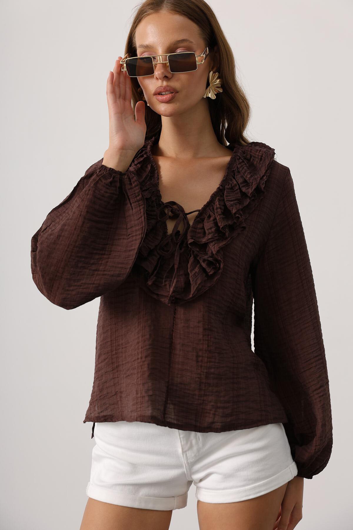 Kahve Yakası Fırfırlı Uzun Kollu Bluz