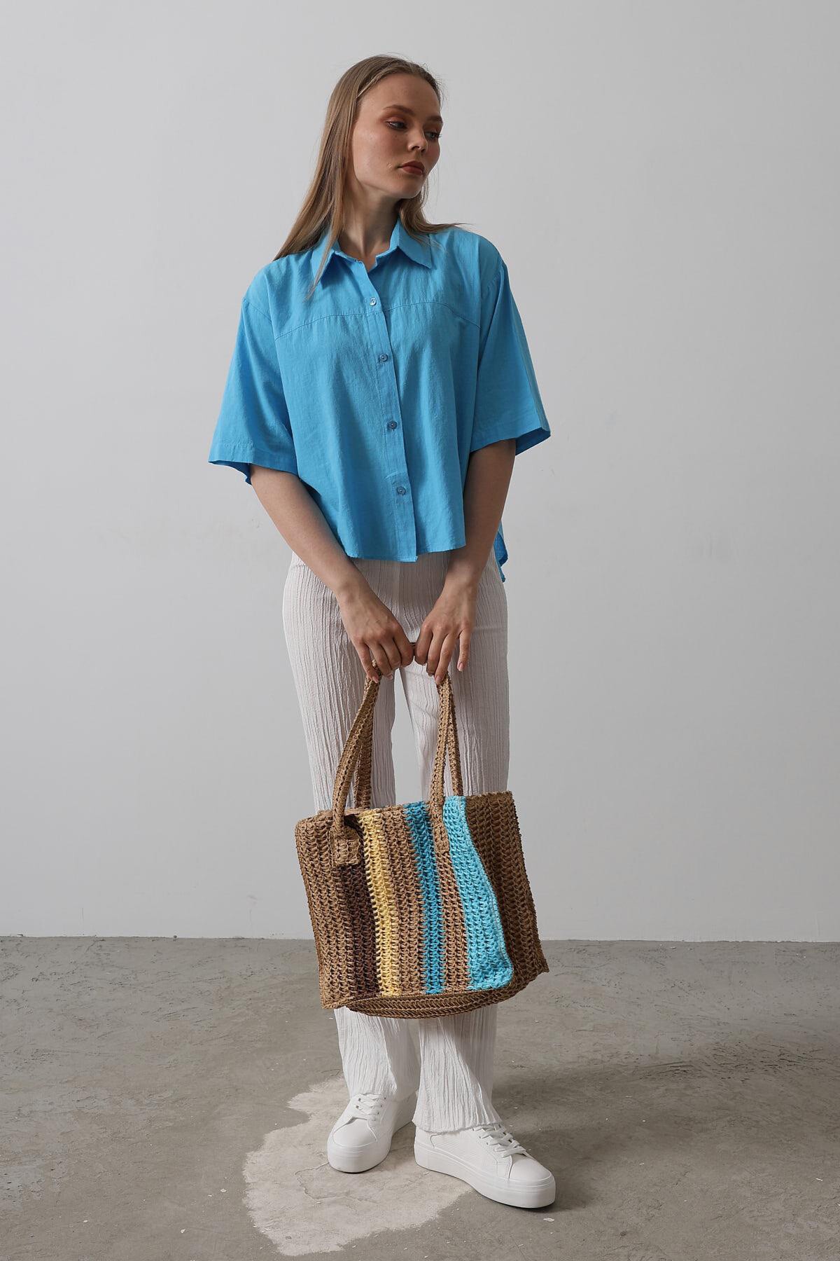 Turkuaz Önü Kısa Arkası Uzun Yarım Kol Gömlek