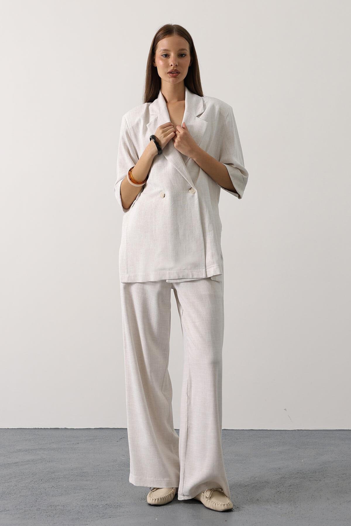 Krem Yarım Kol Oversize Yırtmaçlı Ceket