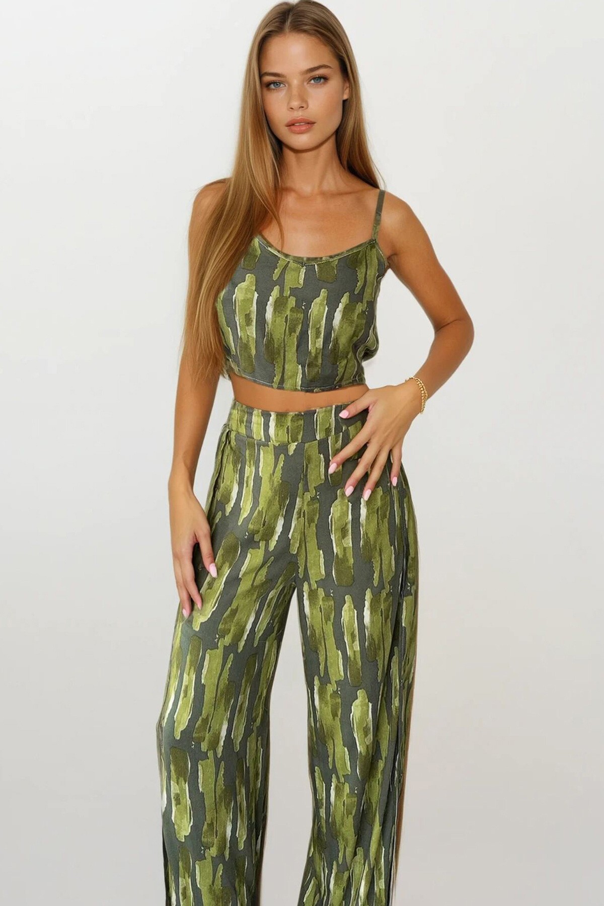 Yeşil Askılı Bluz Ve Beli Lastikli Yırtmaç Detaylı Palazzo Pantolon Takım
