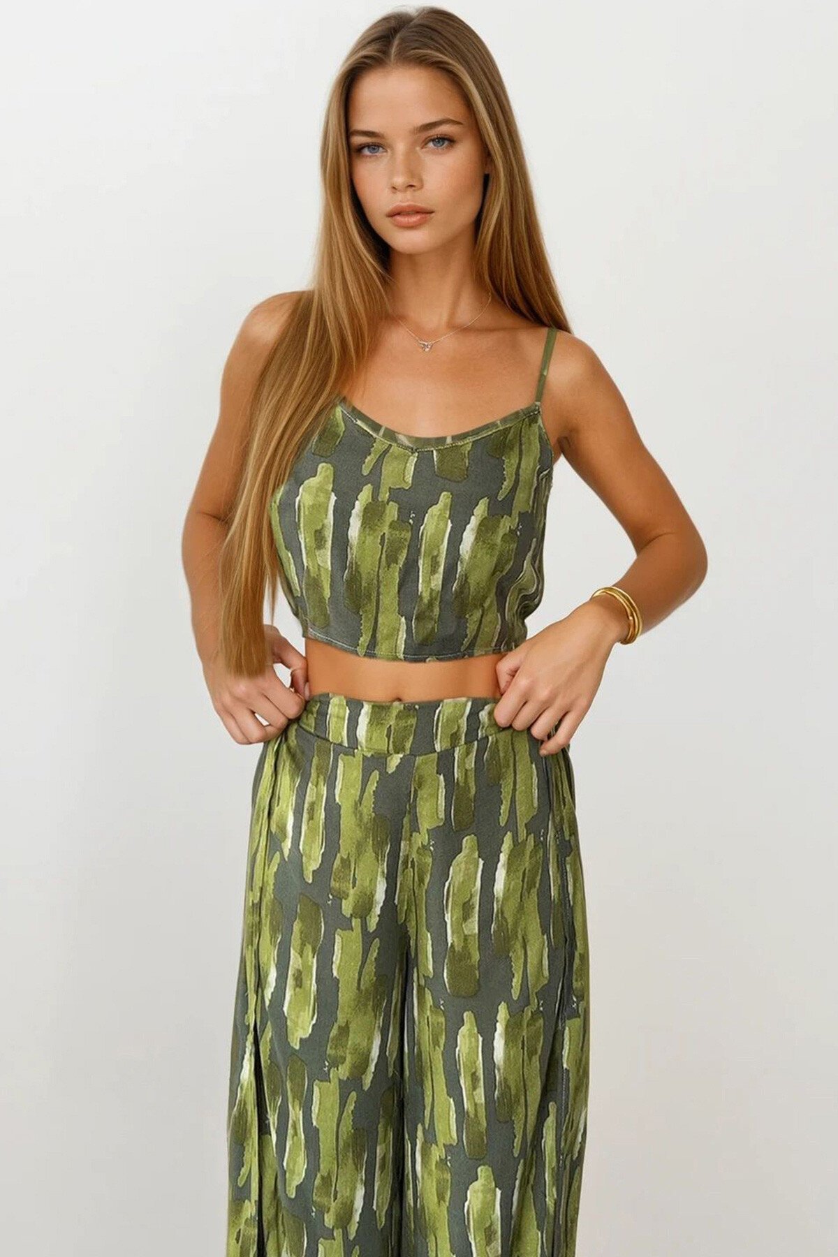 Yeşil Askılı Bluz Ve Beli Lastikli Yırtmaç Detaylı Palazzo Pantolon Takım