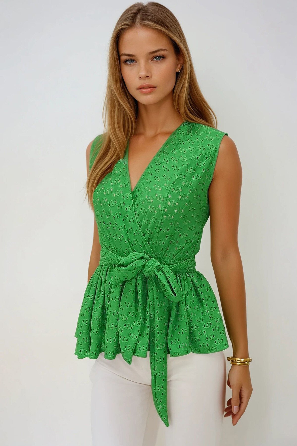 Yeşil Kruvaze Yaka Kendinden Kuşaklı Eteği Volanlı Güpür Bluz