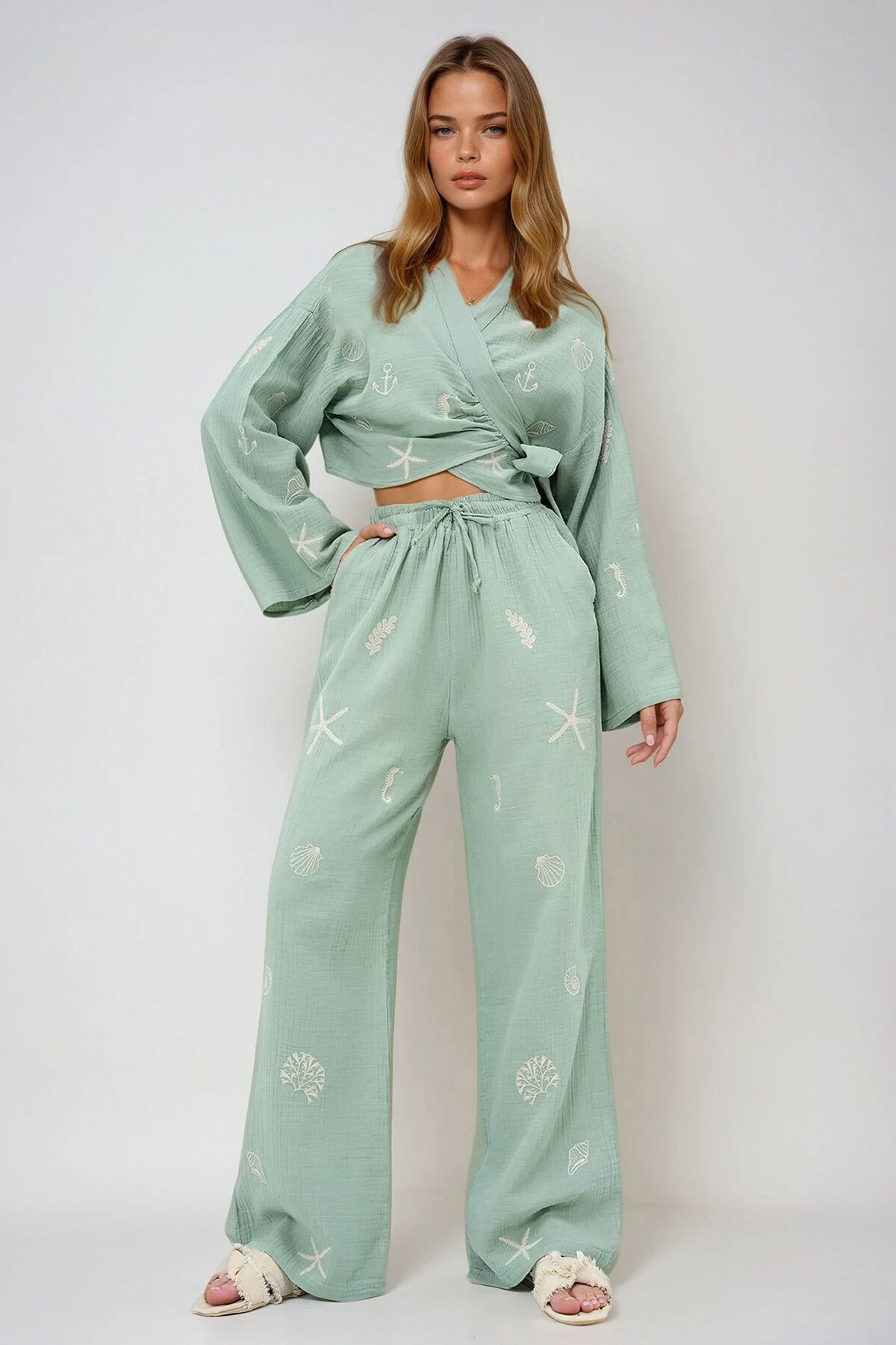 Yeşil Nakış İşlemeli Bağlama Detaylı Müslin Crop Bluz Ve Pantolon Takım