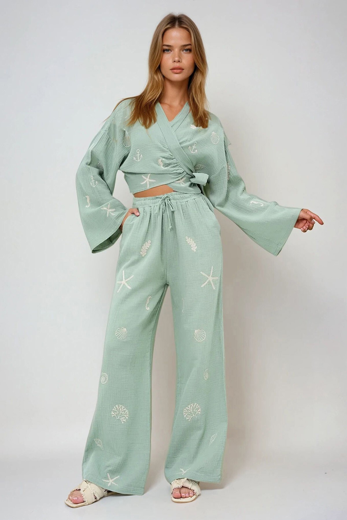 Yeşil Nakış İşlemeli Bağlama Detaylı Müslin Crop Bluz Ve Pantolon Takım
