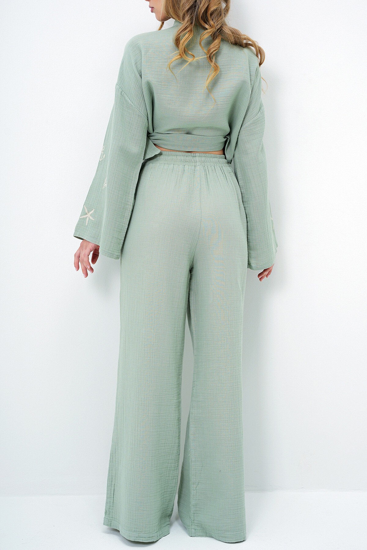 Yeşil Nakış İşlemeli Bağlama Detaylı Müslin Crop Bluz Ve Pantolon Takım