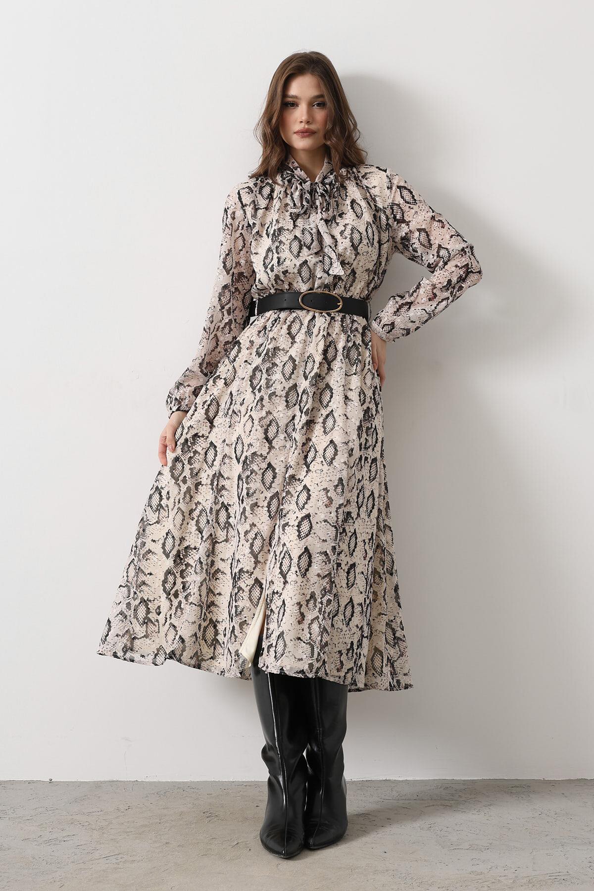 Krem-Siyah Yakası Bağlamalı Kemerli Yırtmaç Detaylı Desenli Elbise
