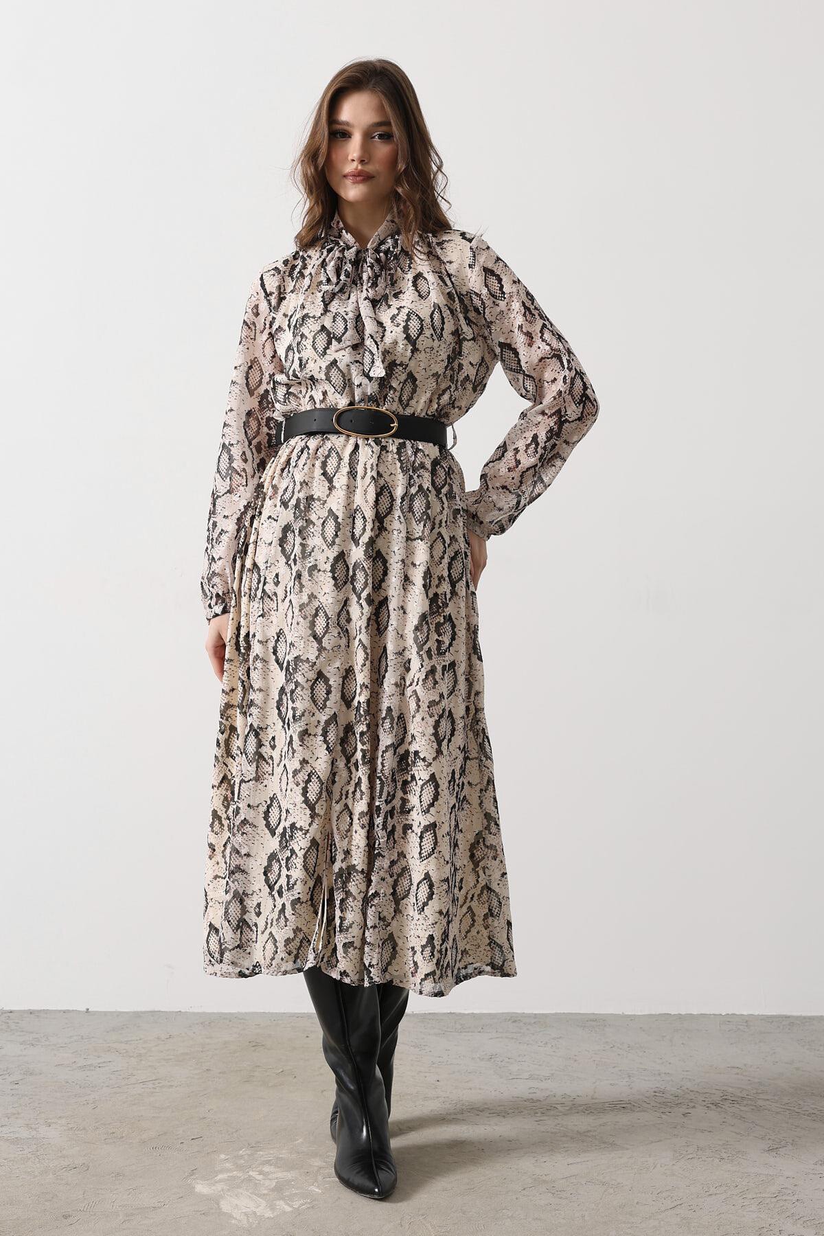 Krem-Siyah Yakası Bağlamalı Kemerli Yırtmaç Detaylı Desenli Elbise