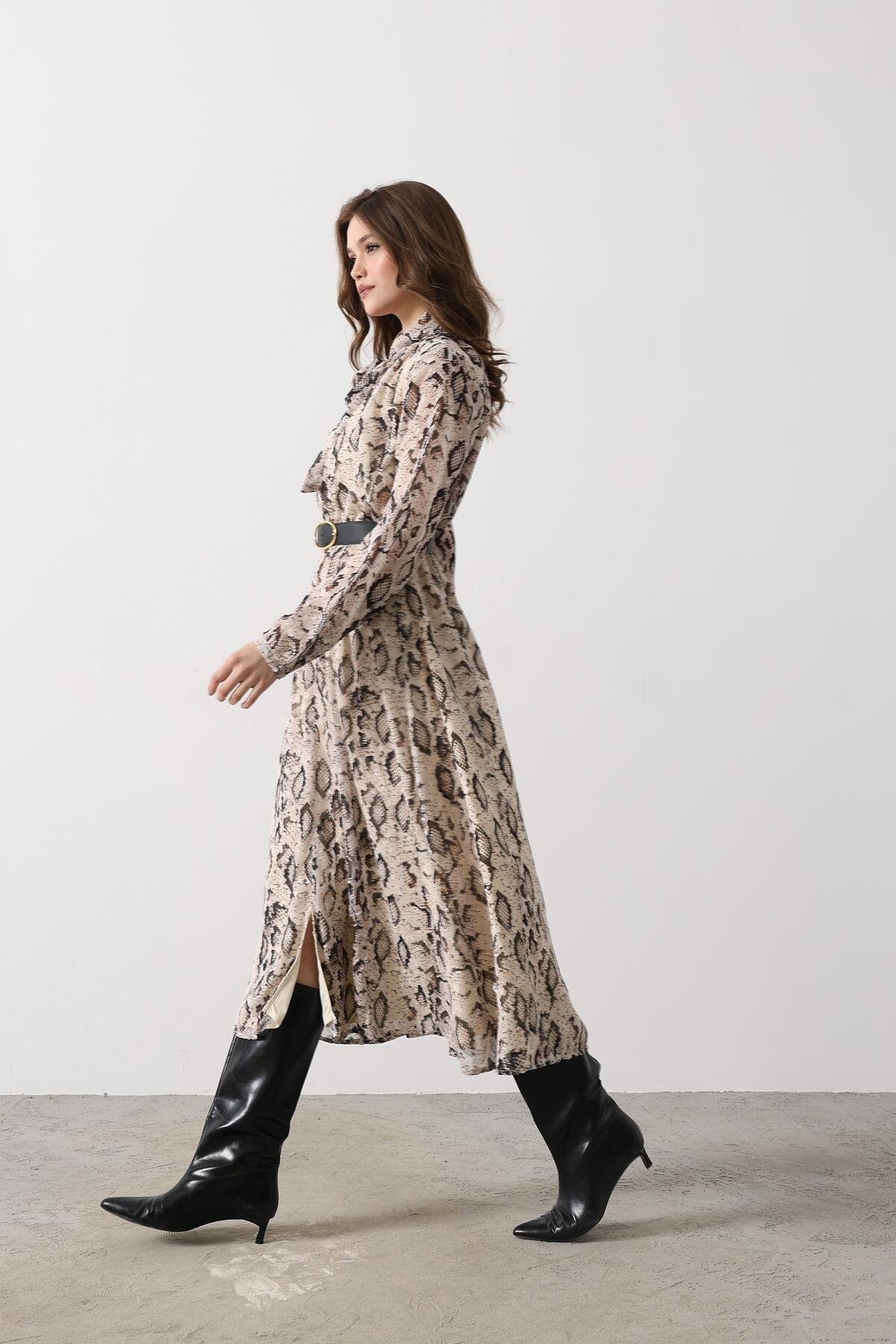 Krem-Siyah Yakası Bağlamalı Kemerli Yırtmaç Detaylı Desenli Elbise