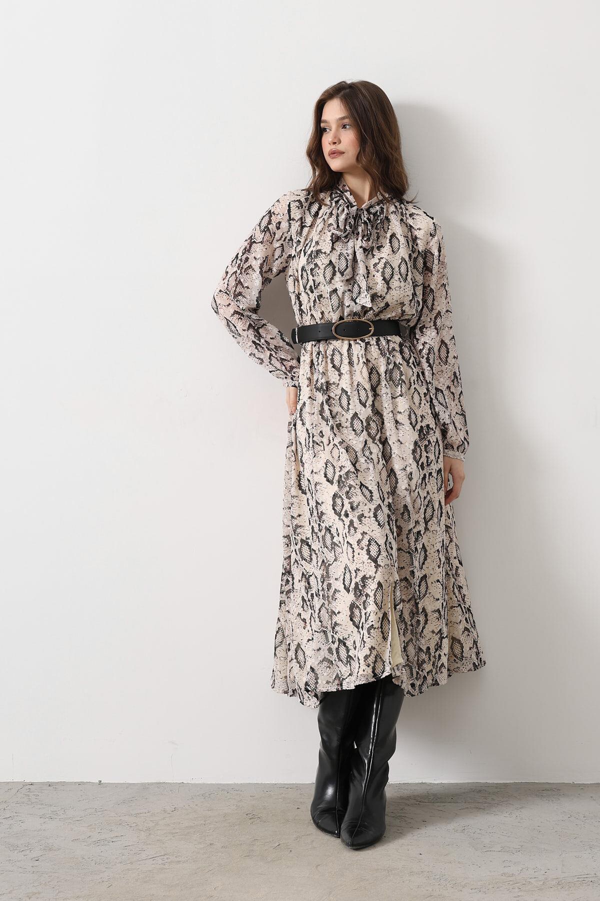 Krem-Siyah Yakası Bağlamalı Kemerli Yırtmaç Detaylı Desenli Elbise