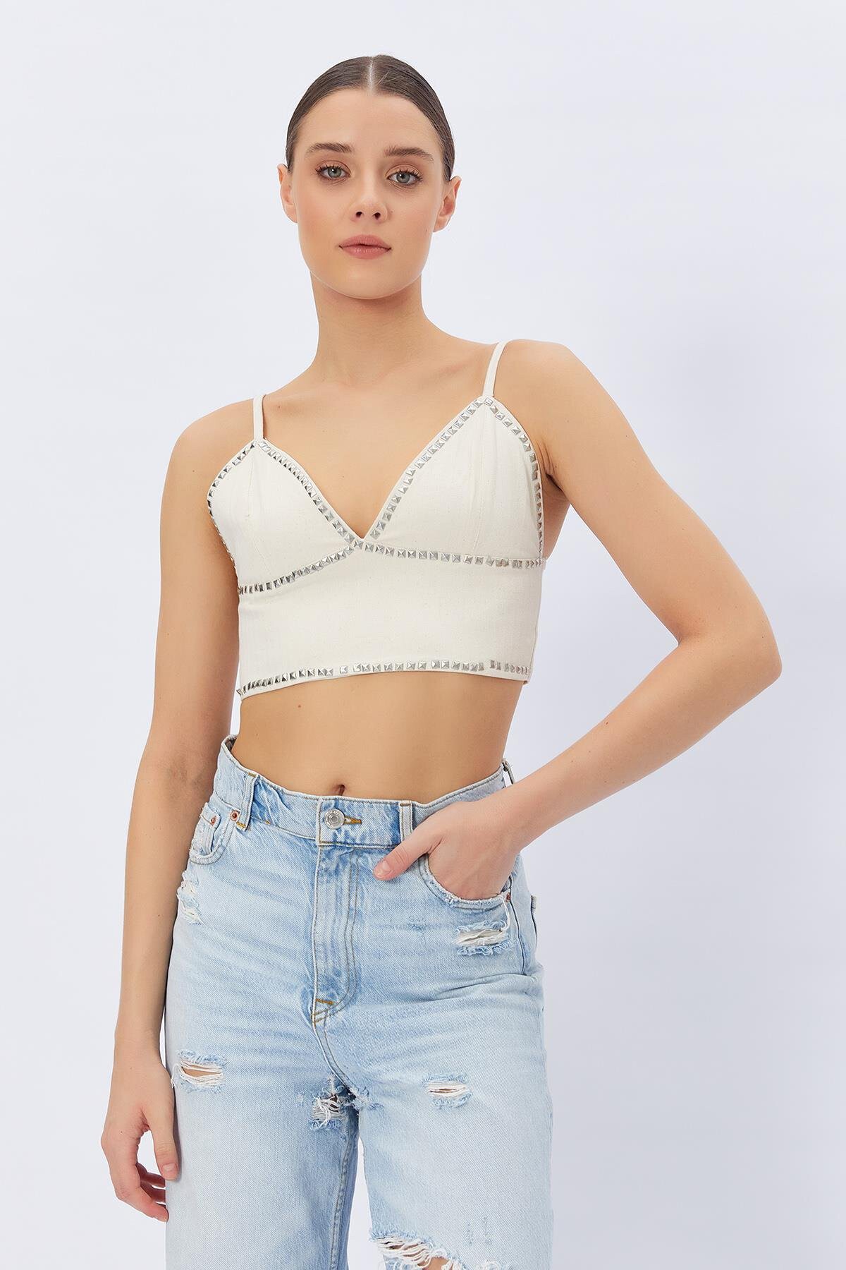 Krem Zımbalı Askılı Crop Bluz