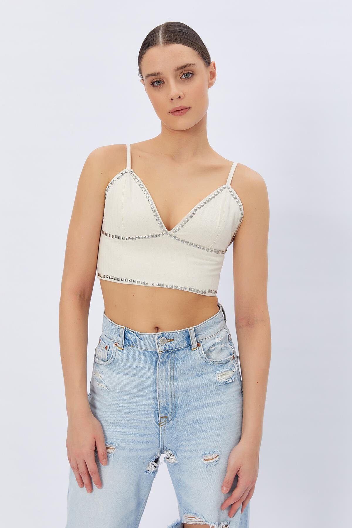 Krem Zımbalı Askılı Crop Bluz