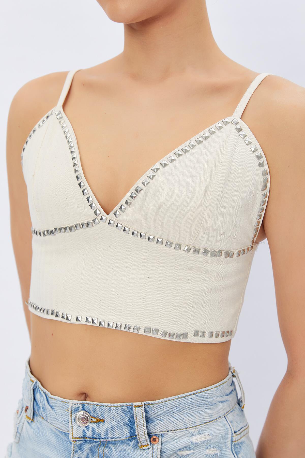 Krem Zımbalı Askılı Crop Bluz