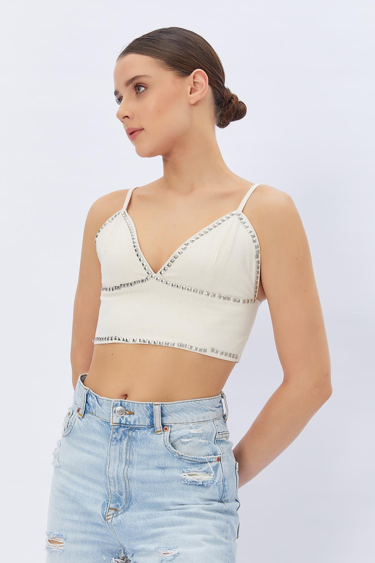 Krem Zımbalı Askılı Crop Bluz