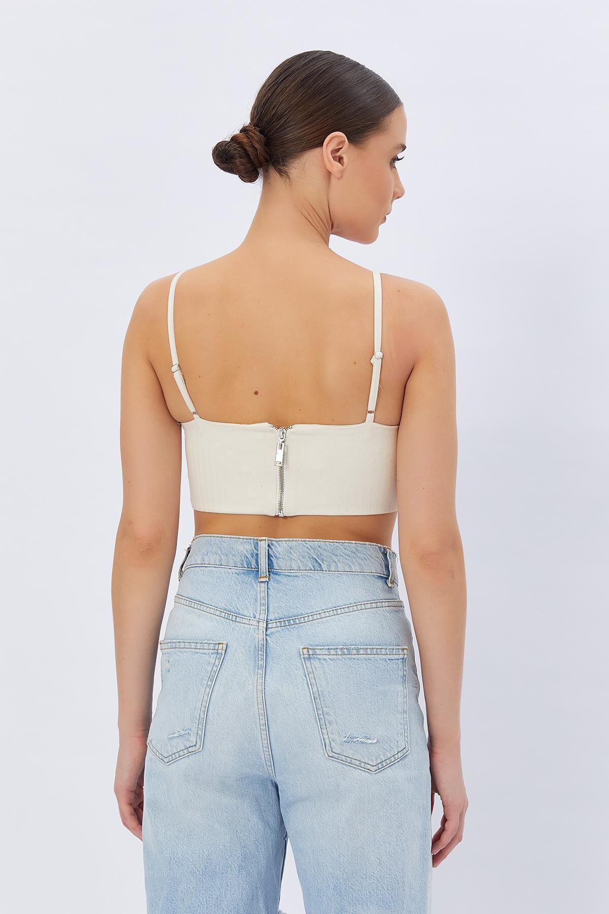 Krem Zımbalı Askılı Crop Bluz
