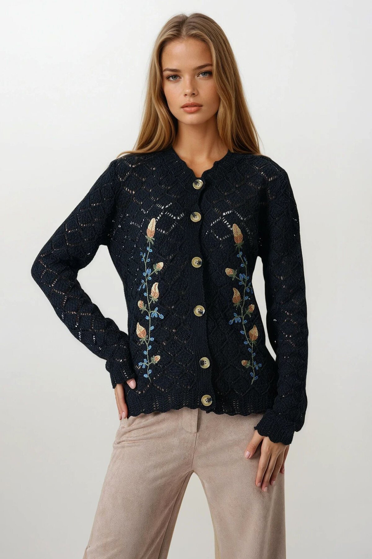 Siyah Ajurlu Çiçek Nakışlı Düğmeli Triko Hırka