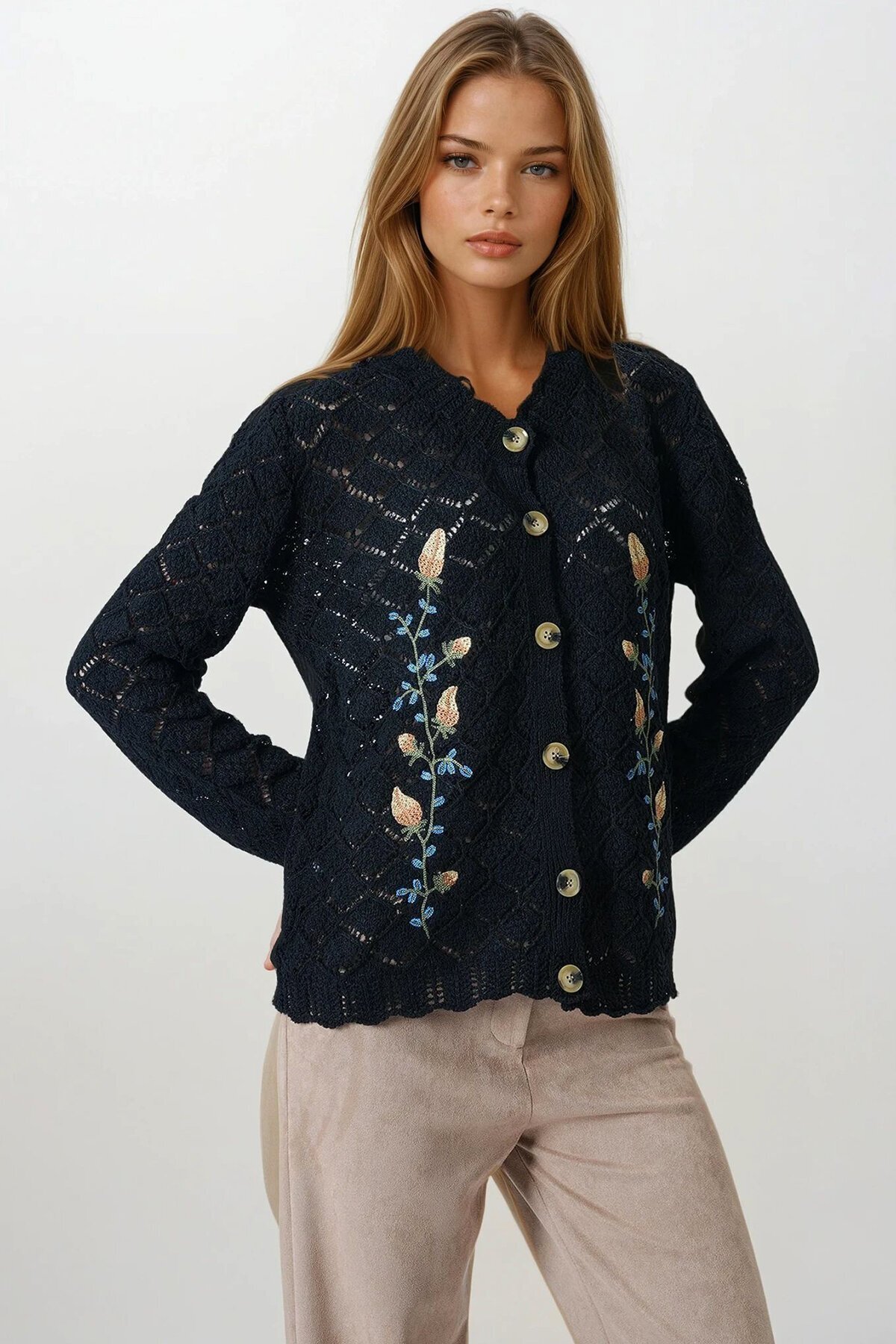 Siyah Ajurlu Çiçek Nakışlı Düğmeli Triko Hırka