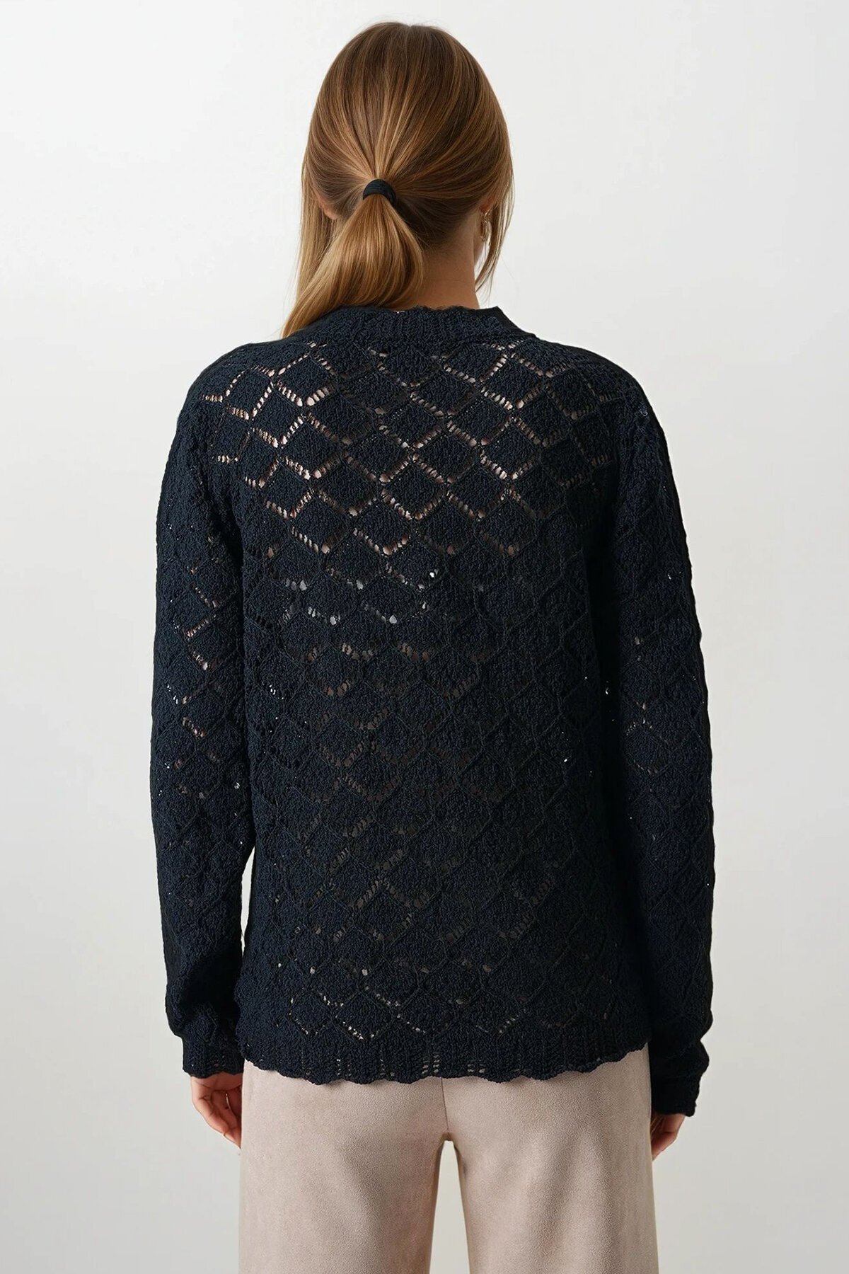 Siyah Ajurlu Çiçek Nakışlı Düğmeli Triko Hırka