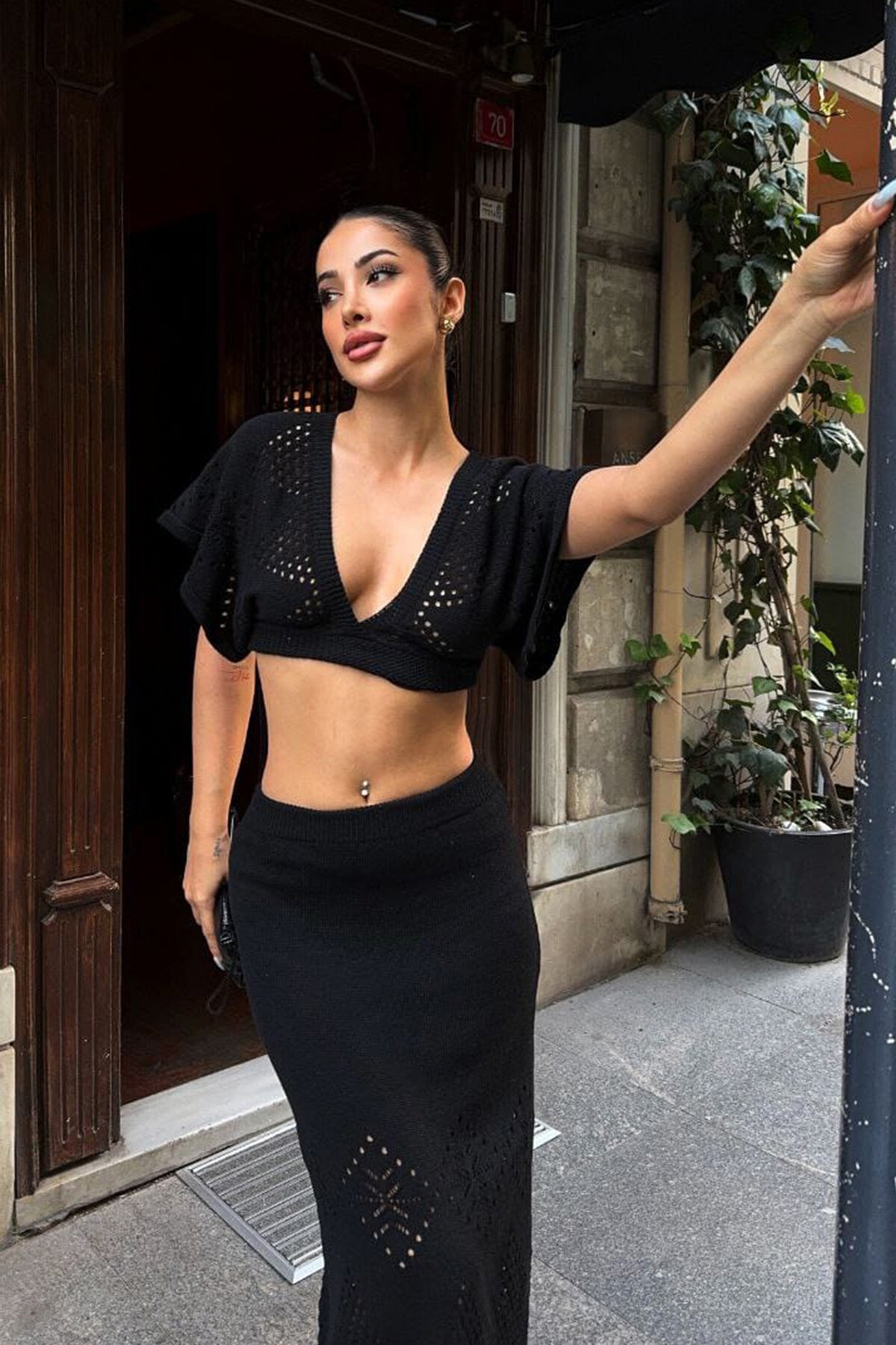 Siyah Ajurlu Derin V Yaka Bluz Ve Beli Lastikli Midi Boy Etek Takım