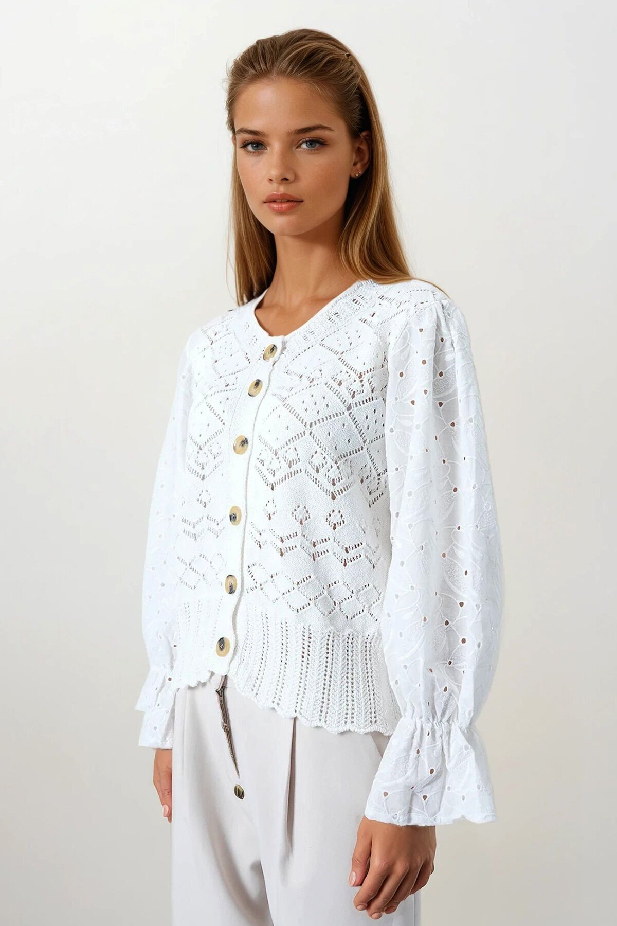 Ekru Ajurlu Triko Brode Kol Düğmeli Hırka