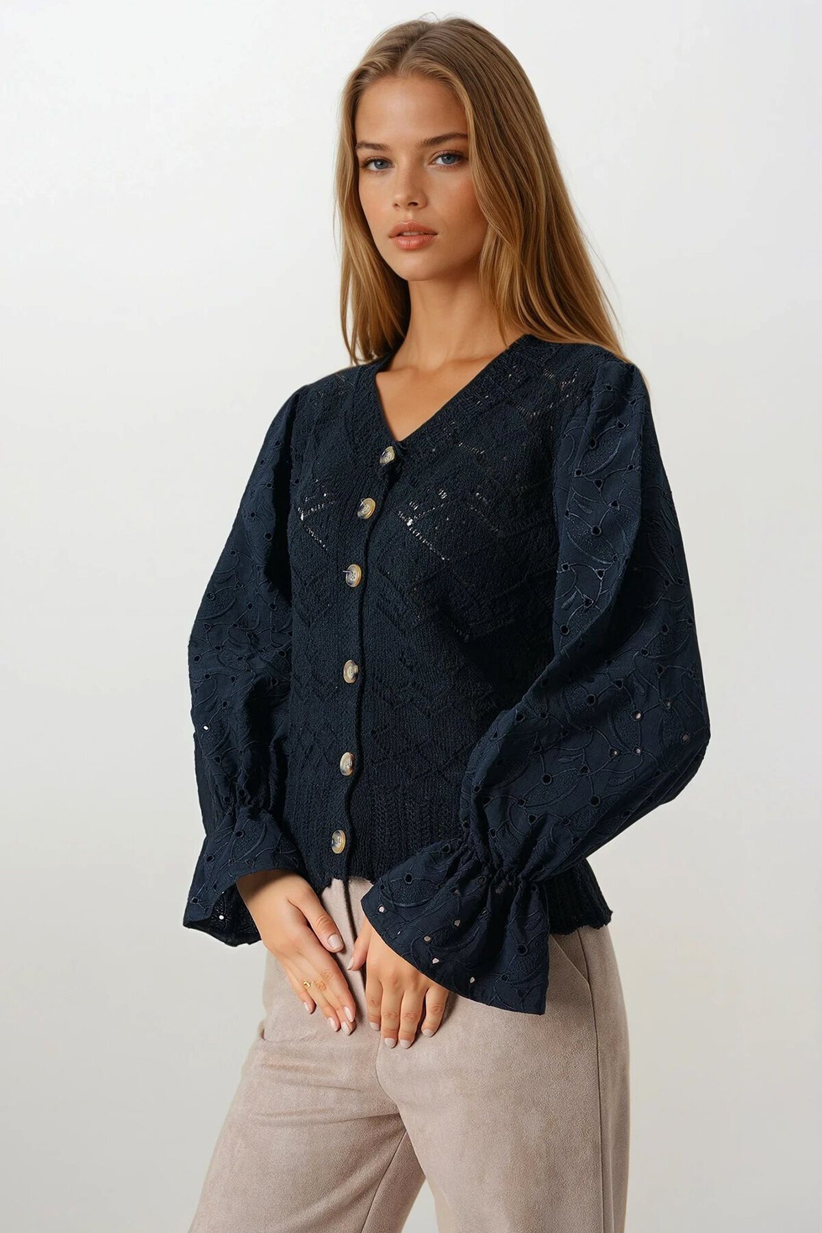 Siyah Ajurlu Triko Brode Kol Düğmeli Hırka