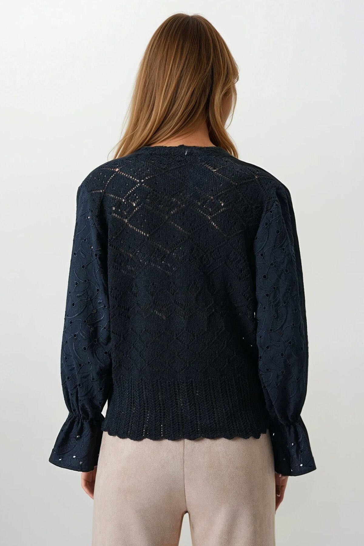 Siyah Ajurlu Triko Brode Kol Düğmeli Hırka