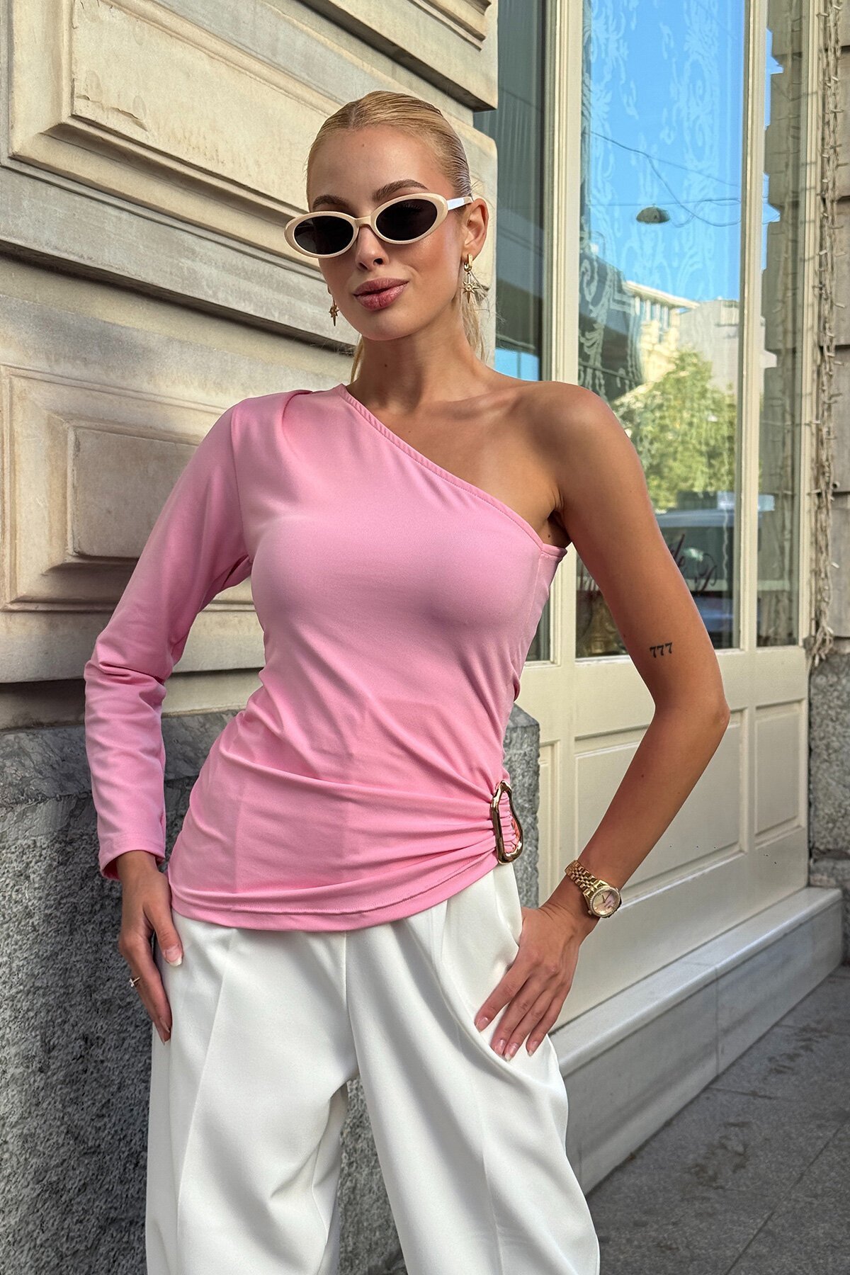 Pembe Aksesuar Detaylı Asimetrik Kesim Tek Omuz Bluz