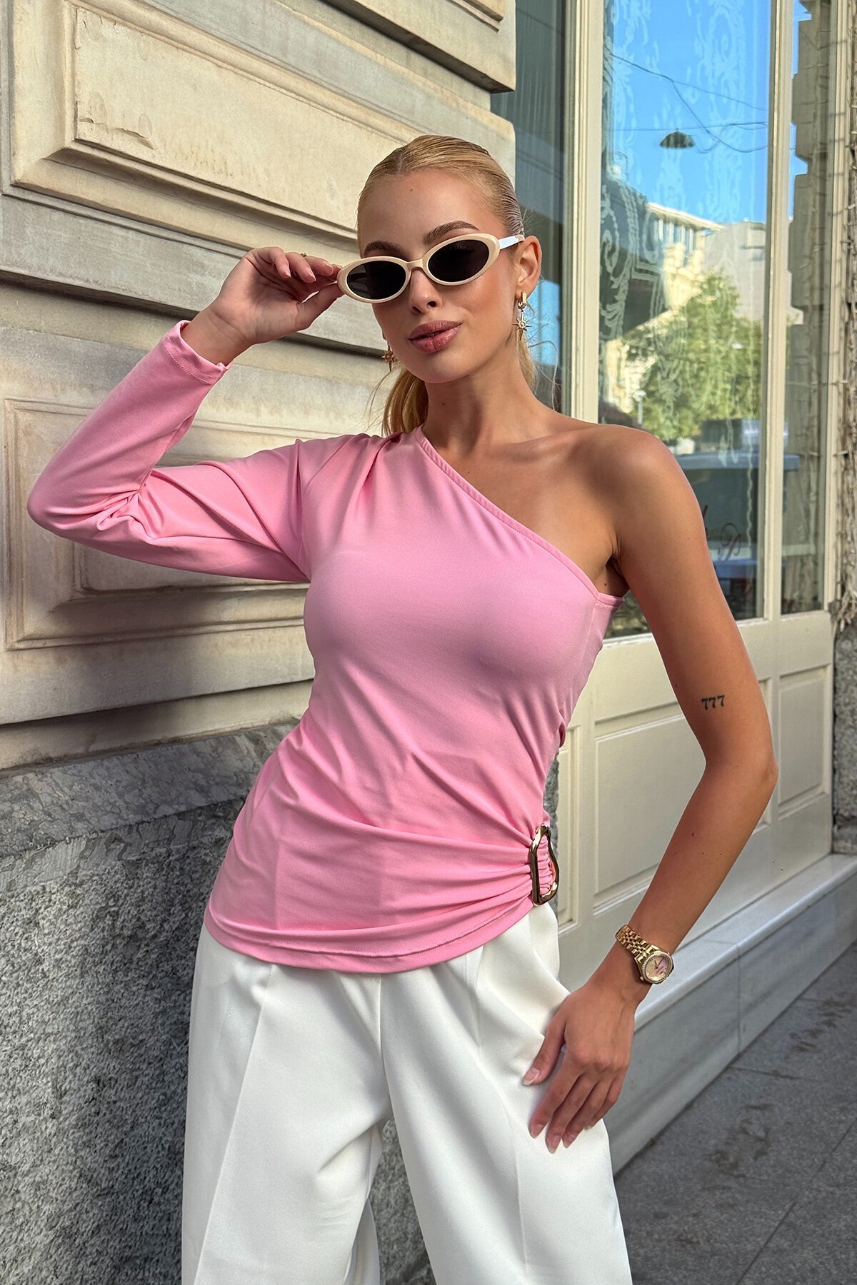 Pembe Aksesuar Detaylı Asimetrik Kesim Tek Omuz Bluz