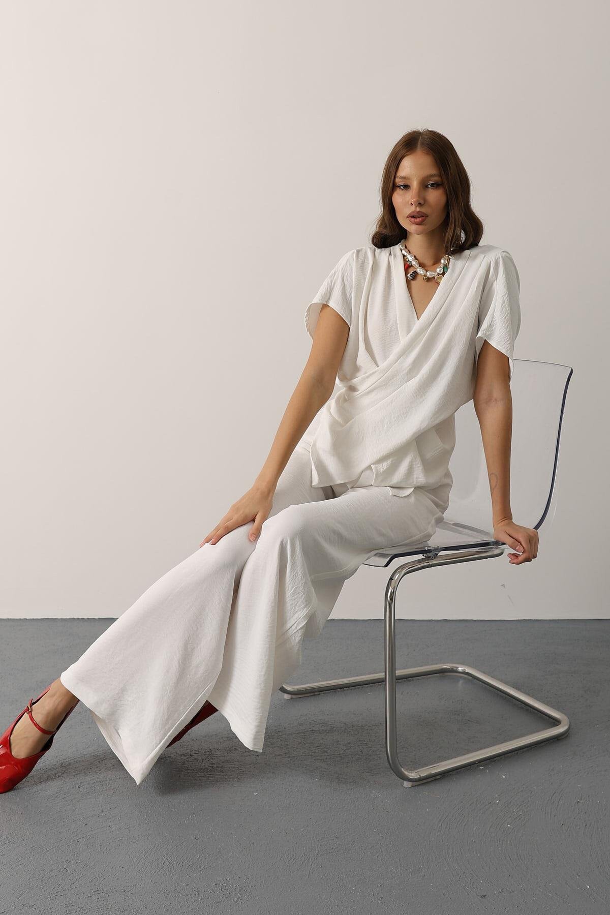 Beyaz Asimetrik Kesim Bluz Ve Beli Lastikli Pantolon Takım