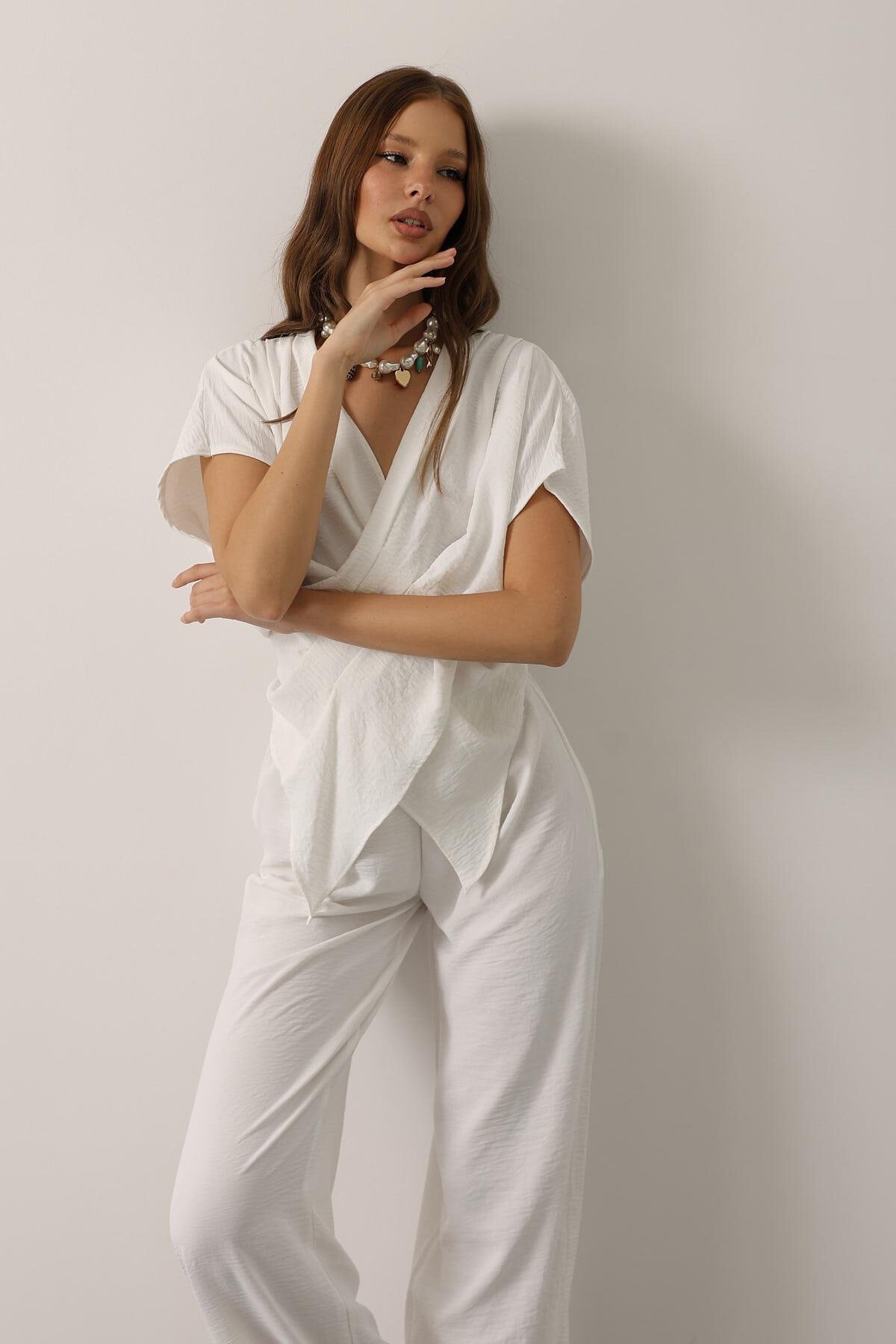 Beyaz Asimetrik Kesim Bluz Ve Beli Lastikli Pantolon Takım