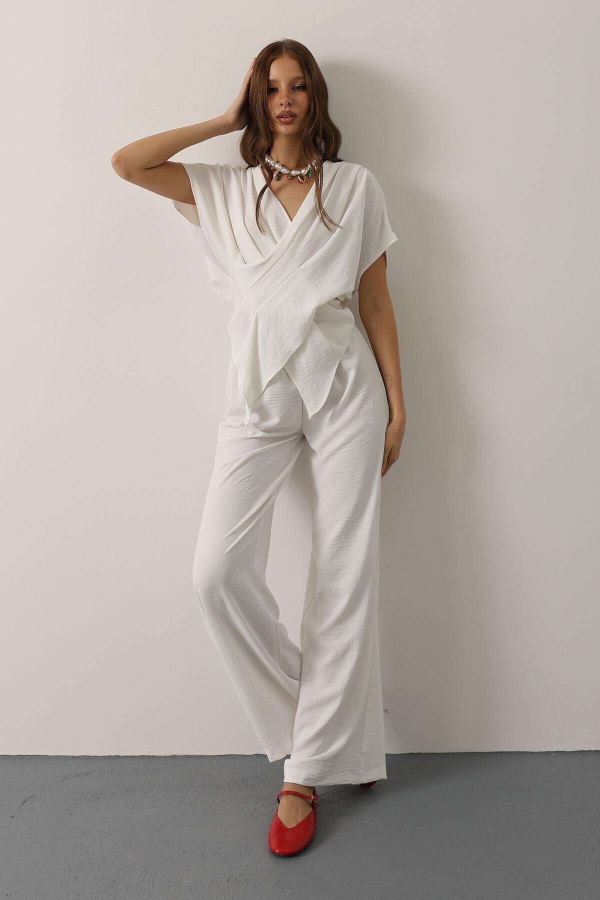 Beyaz Asimetrik Kesim Bluz Ve Beli Lastikli Pantolon Takım