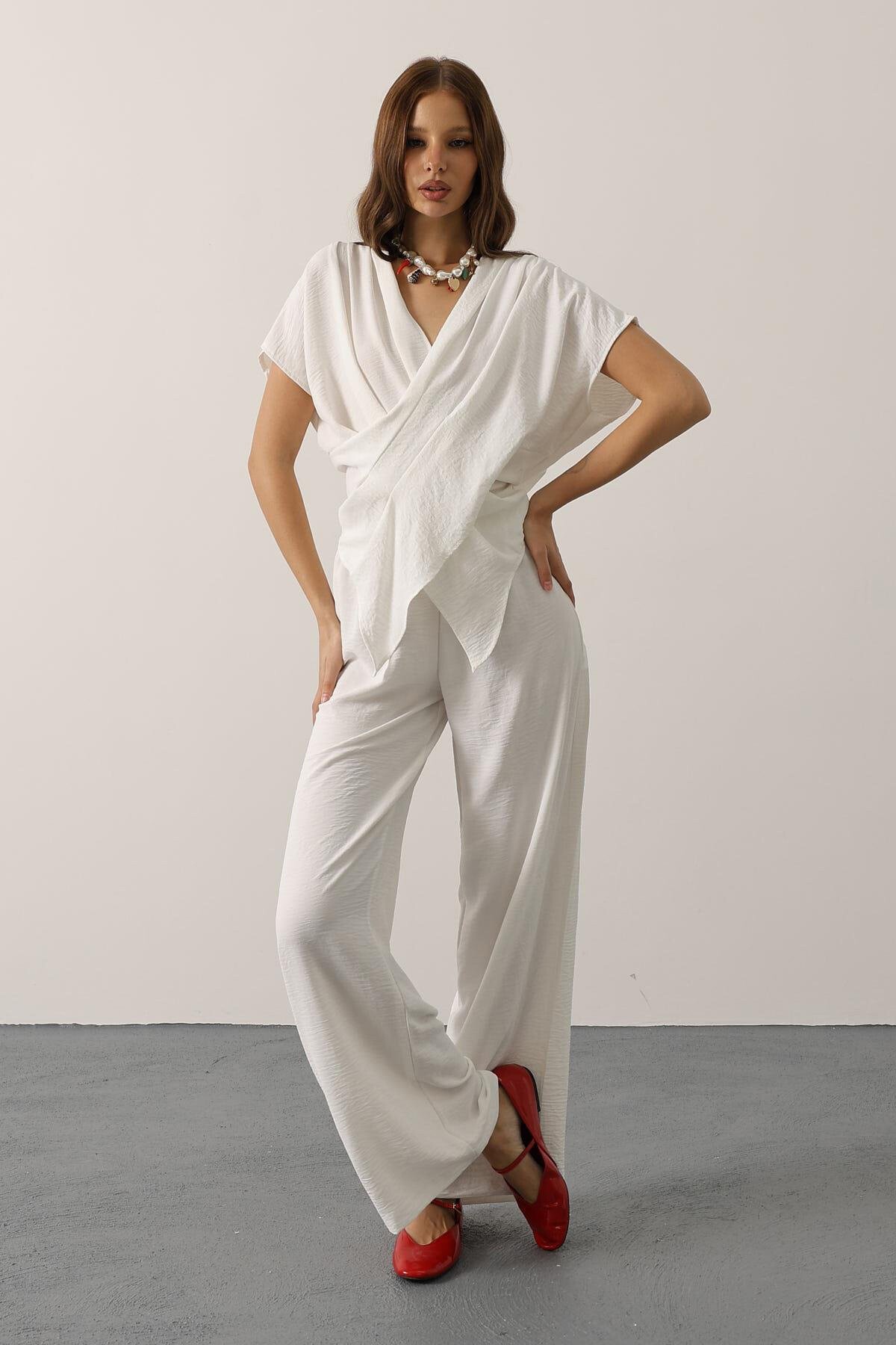 Beyaz Asimetrik Kesim Bluz Ve Beli Lastikli Pantolon Takım