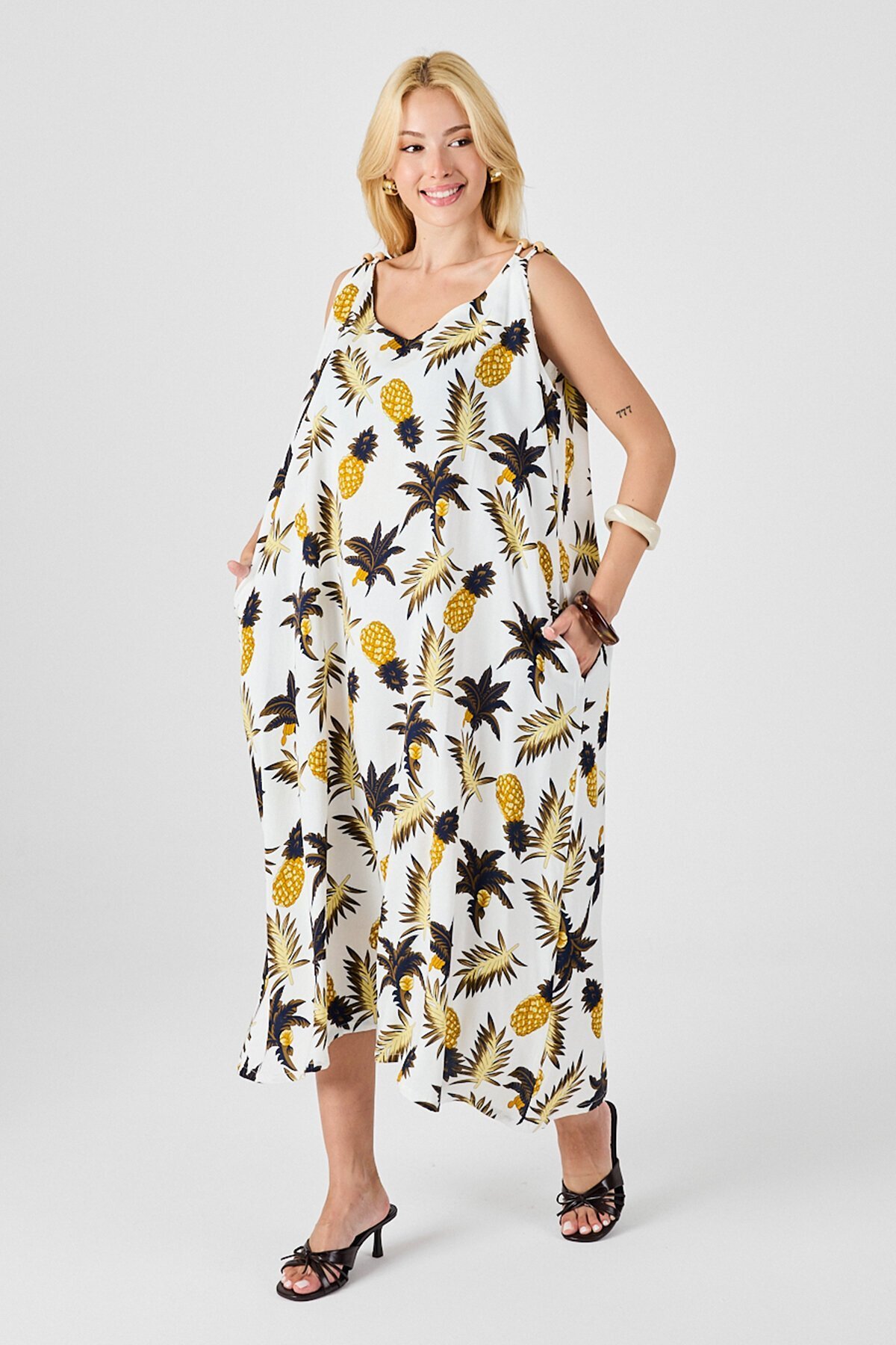 Ekru Askılı Boncuk Detaylı Çift Cepli Desenli Salaş Elbise