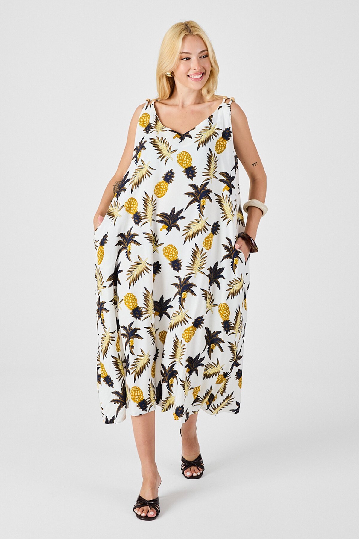 Ekru Askılı Boncuk Detaylı Çift Cepli Desenli Salaş Elbise