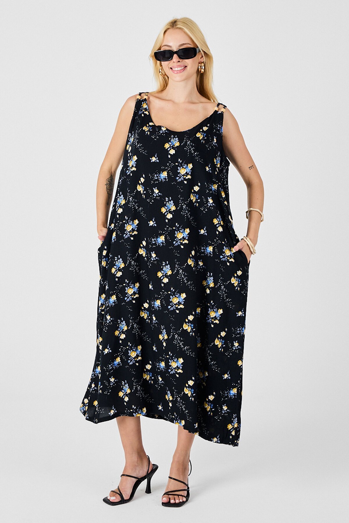 Siyah Askılı Boncuk Detaylı Çift Cepli Desenli Salaş Elbise