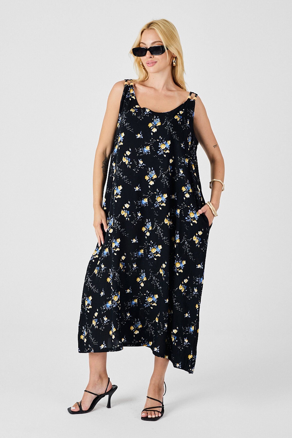 Siyah Askılı Boncuk Detaylı Çift Cepli Desenli Salaş Elbise