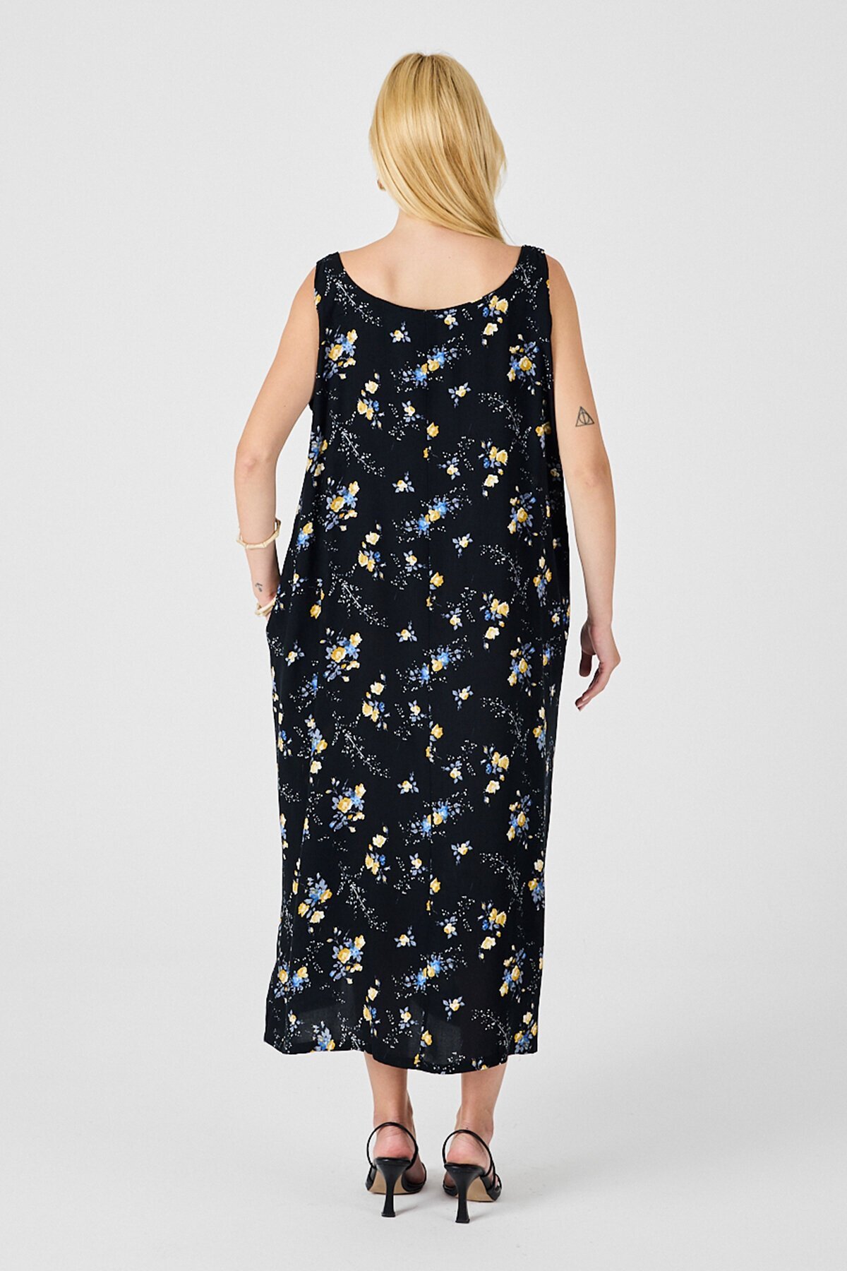 Siyah Askılı Boncuk Detaylı Çift Cepli Desenli Salaş Elbise