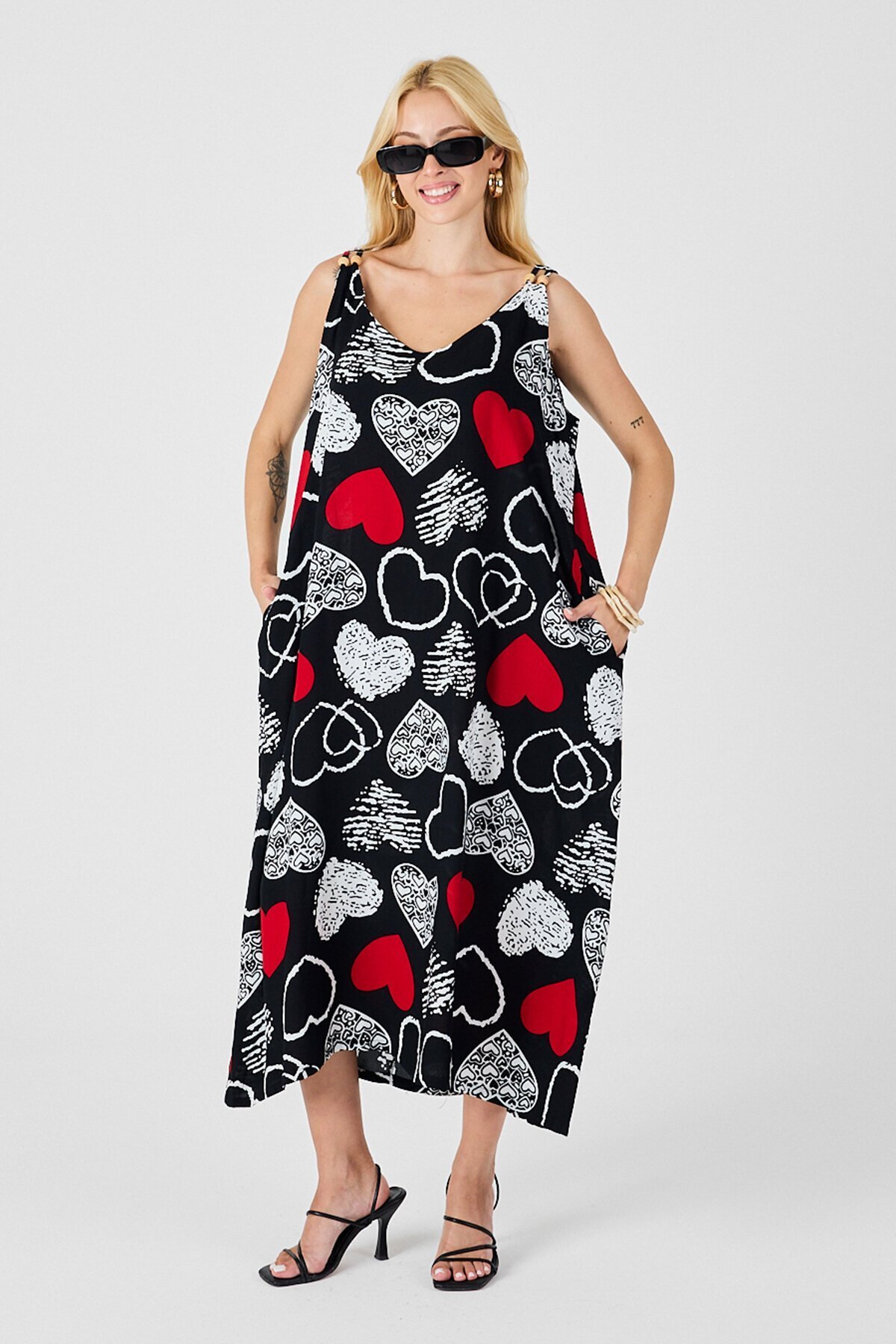 Kırmızı-Siyah Askılı Boncuk Detaylı Çift Cepli Desenli Salaş Elbise