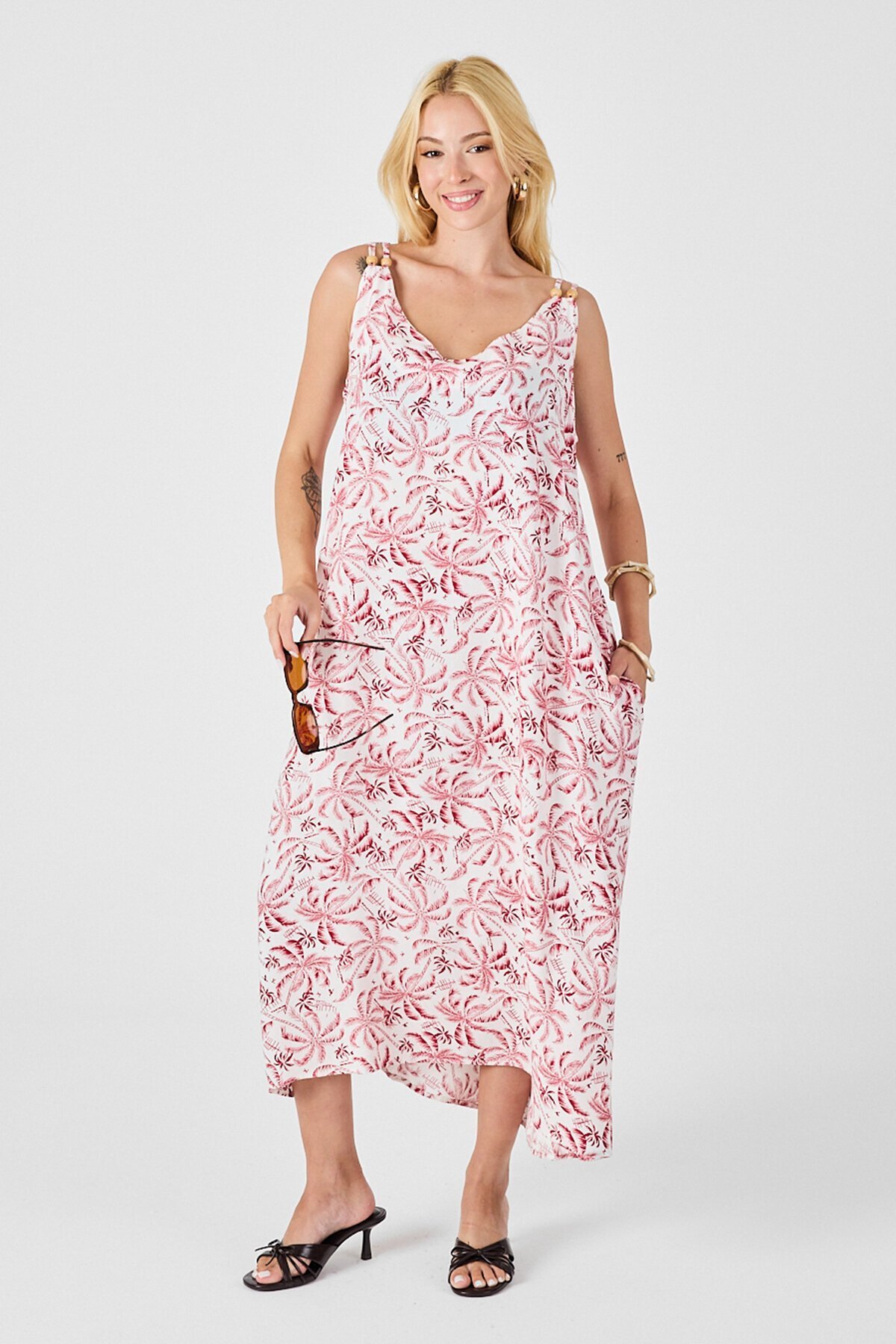 Kırmızı-Beyaz Askılı Boncuk Detaylı Çift Cepli Desenli Salaş Elbise